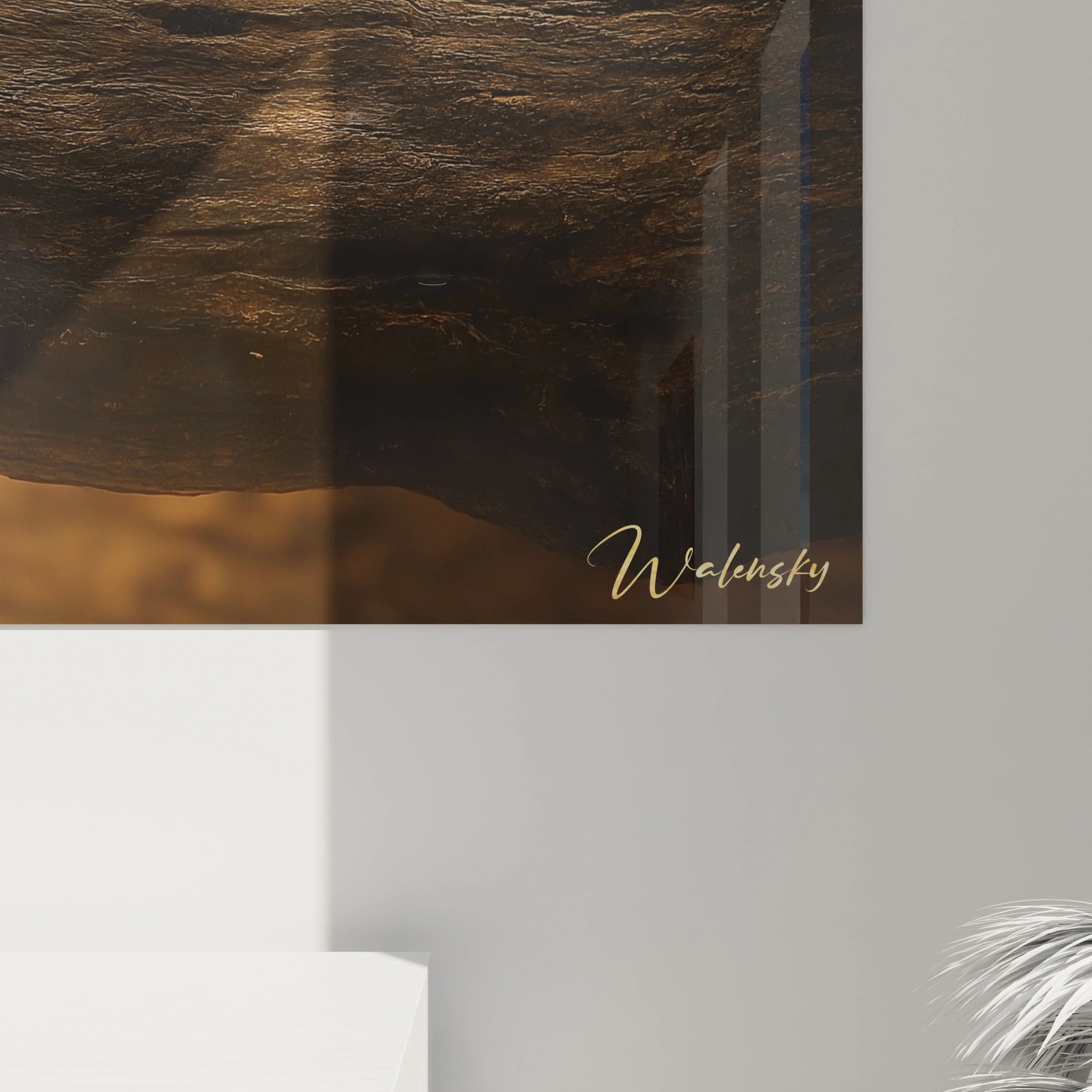 Un tableau lionne naturaliste dépeignant le prédateur endormi sur un support ligneux. Le traitement méticuleux des textures révèle la douceur du pelage doré et beige, tandis que l'éclairage dramatique accentue les contours du corps puissant et l'expression paisible du visage félin.