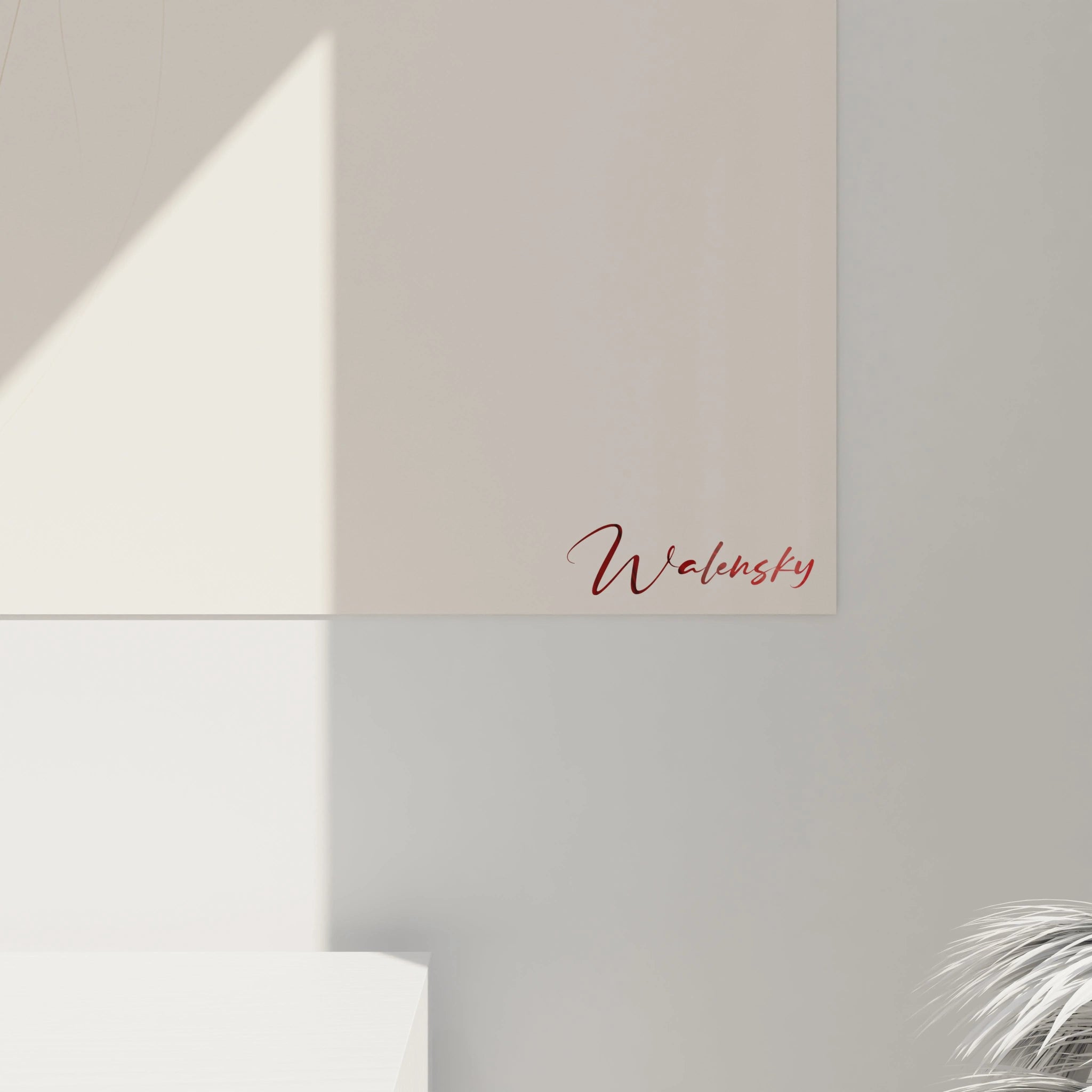 Un tableau visage artistique alliant un regard expressif aux cils prononcés et sourcil défini avec une fleur rouge vive en position de joue, créant une œuvre épurée aux lignes fines noires sur fond beige clair, entre réalisme et abstraction poétique.