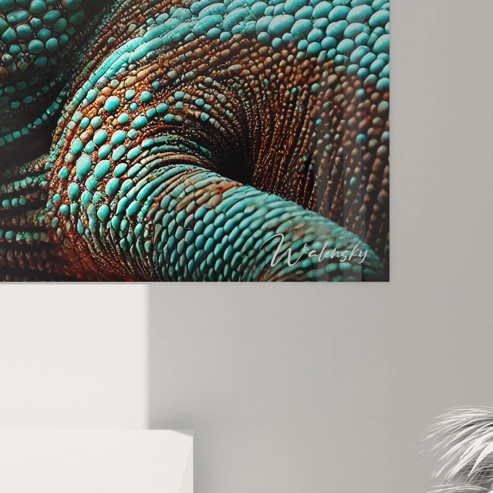 Ce tableau caméléon vu de près dévoile des écailles minutieusement dessinées pour une profondeur saisissante et une dimension presque sculpturale