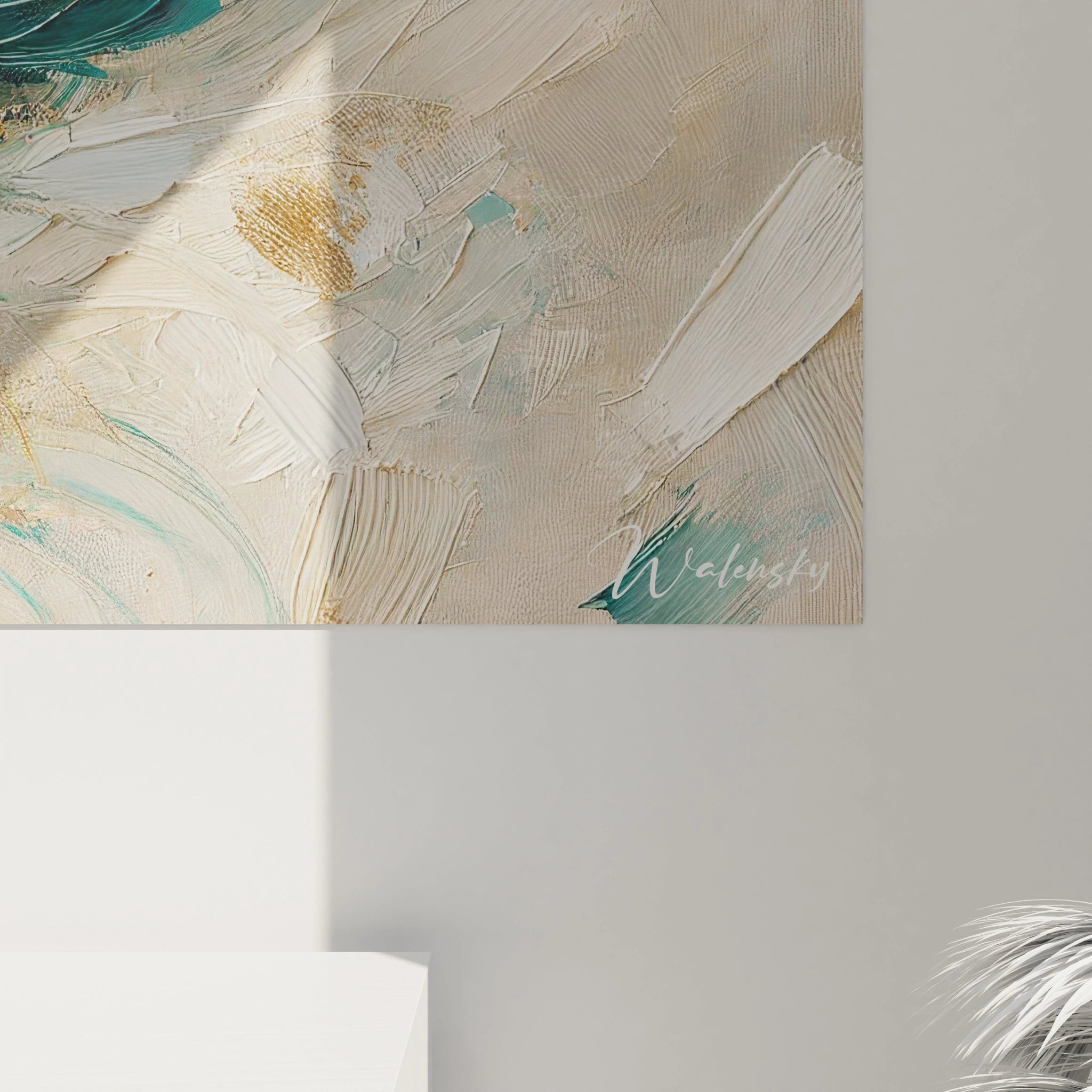 La vue de pres de ce tableau Plume révèle des details subtils et textures dorees. Le melange de realisme et d abstraction inspire serenite et raffinement.