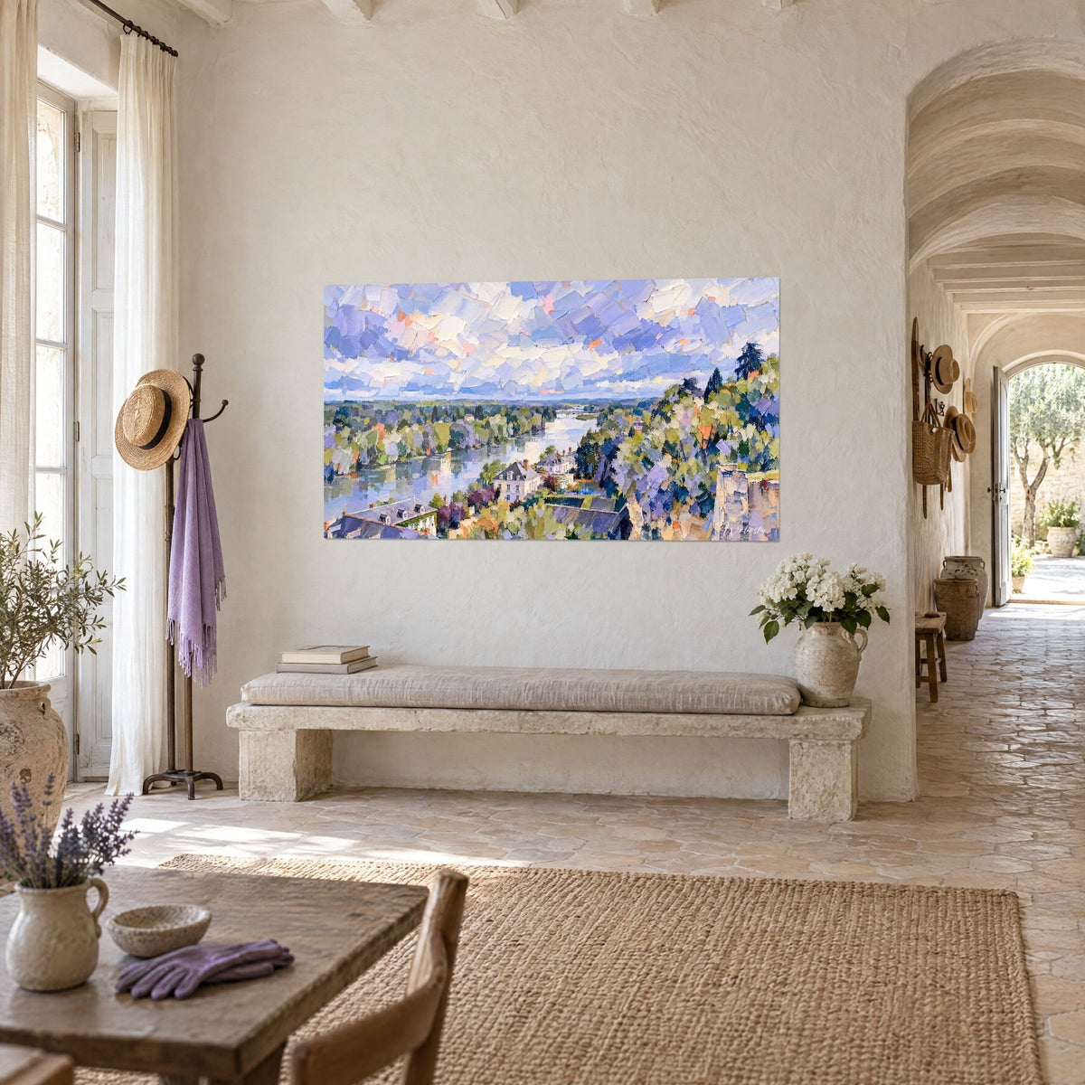 Quadro meandro della Loira a pennellate di spatola, acque lavanda e fogliame verde, appeso accanto a una panca di pietra del mas