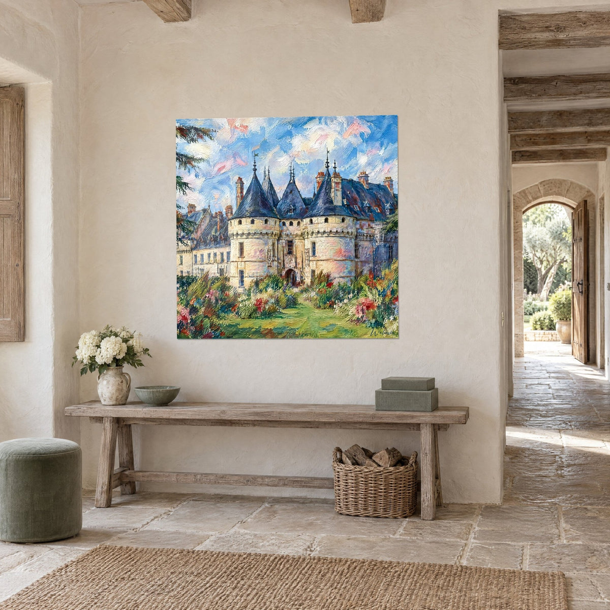 Schilderij van een Loire-landhuis met indigoblauwe leien daken, witte steen en bloeiende perken, in een stenen hal