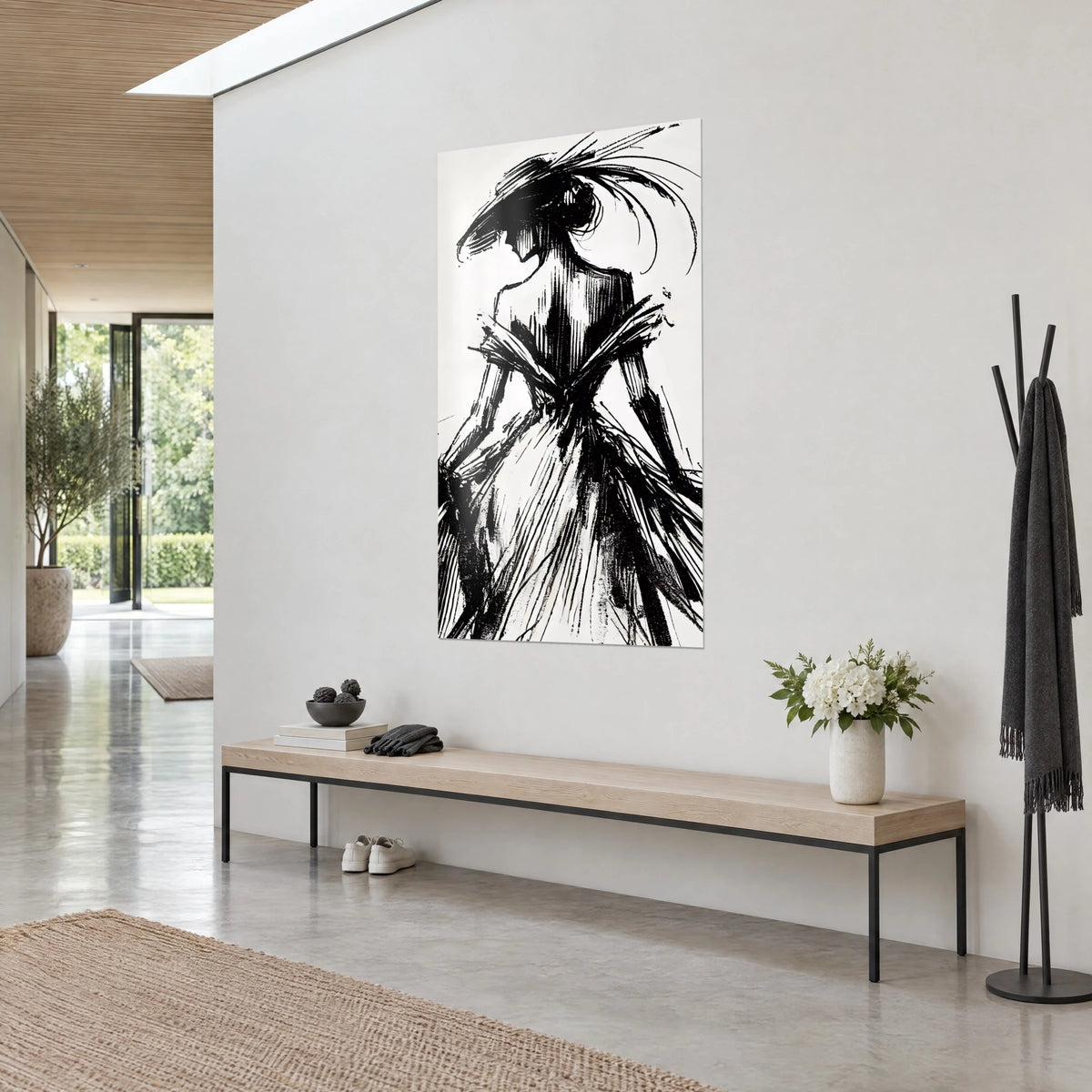 Cuadro elegante de espaldas con vestido amplio, trazos negros vigorosos sobre fondo marfil, vista de tres cuartos en una casa de arquitecto