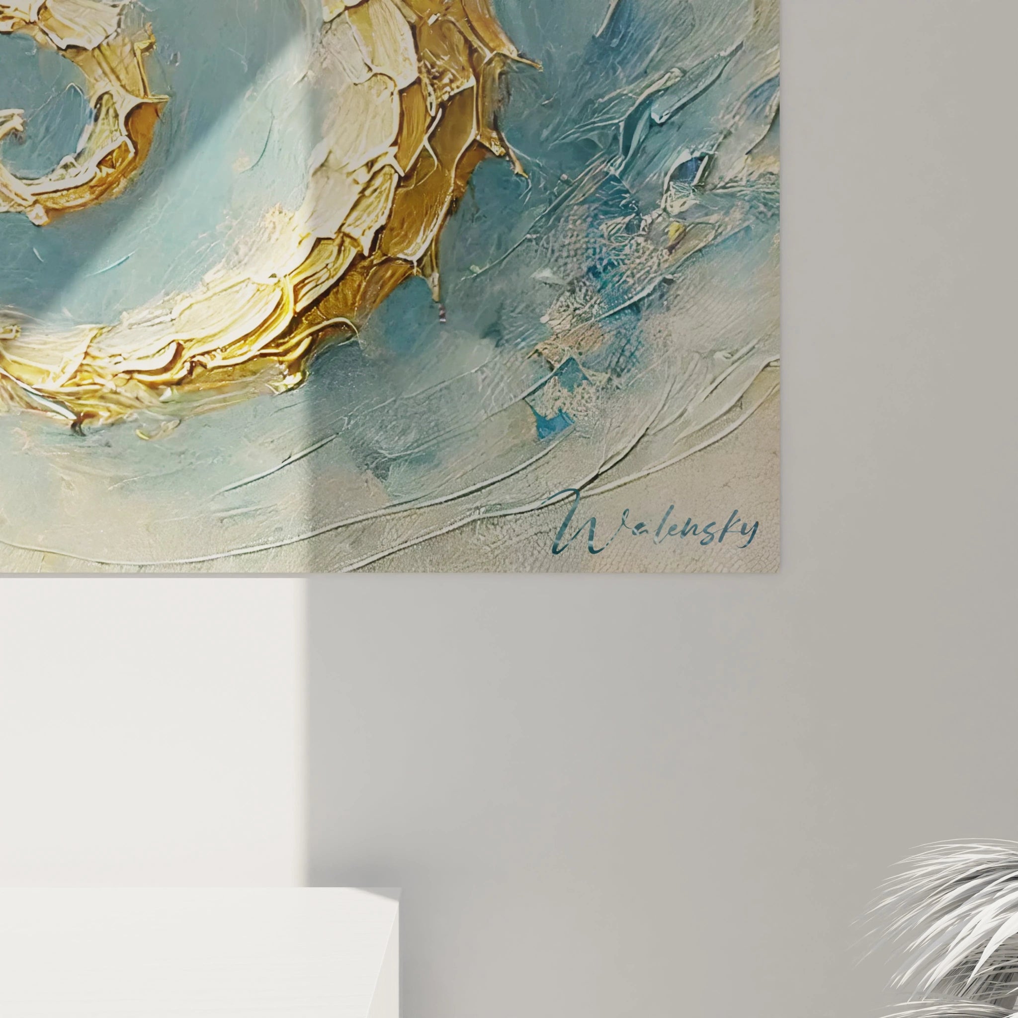 Vue rapprochee du tableau hippocampe aux teintes dorees et bleues. Detail impressionnant des coups de pinceau texturés apportant elegance et profondeur.