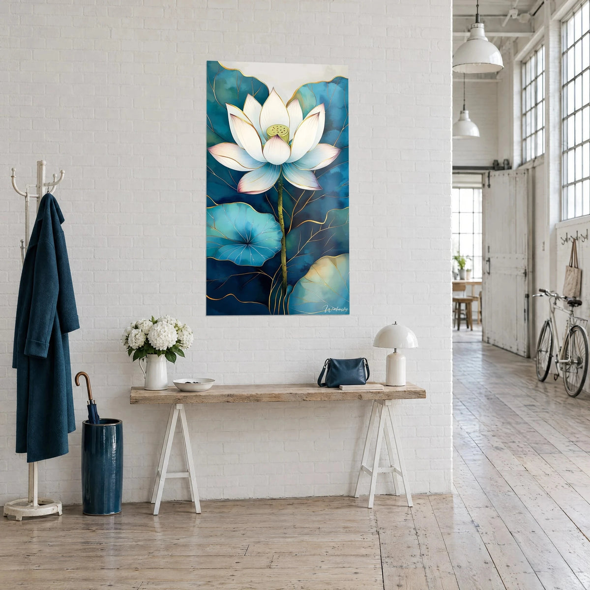 Tableau nénuphar sacré aux pétales crème liserés d'or sur fond bleu nuit, vu de trois quarts dans un loft d'artiste