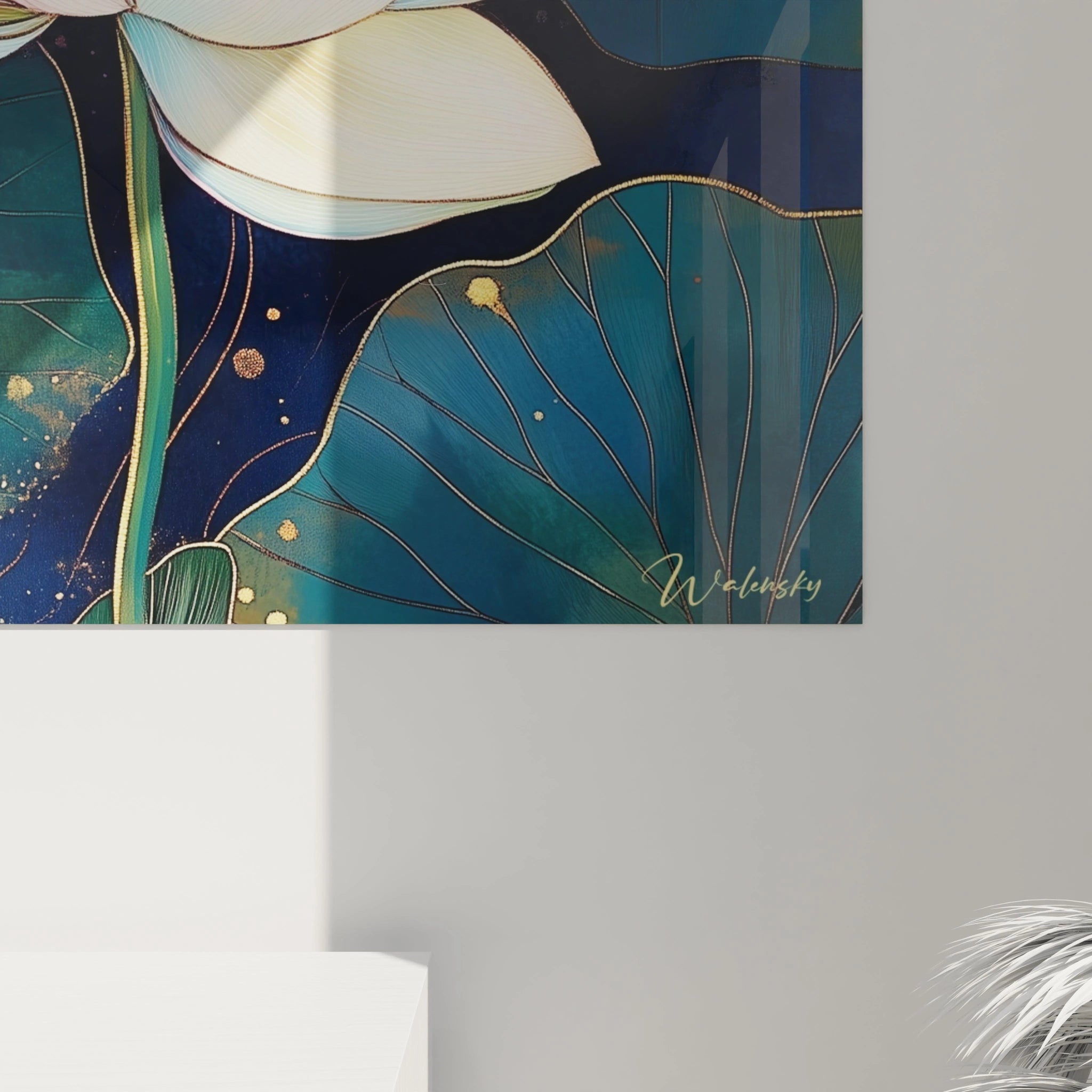 tableau lotus blanc élégant Walensky peinture murale blanc et bleu canard avec accents dorés