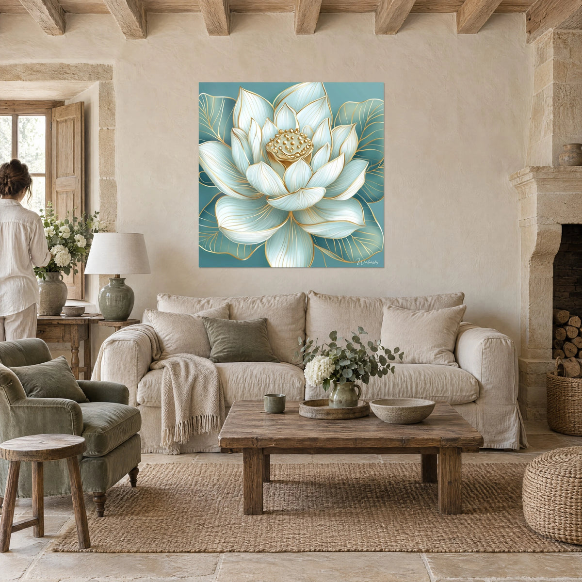 Obraz biały perłowy kwiat lotosu ze złotymi liniami na turkusowym tle, para tyłem, nad sofą w jasnym salonie