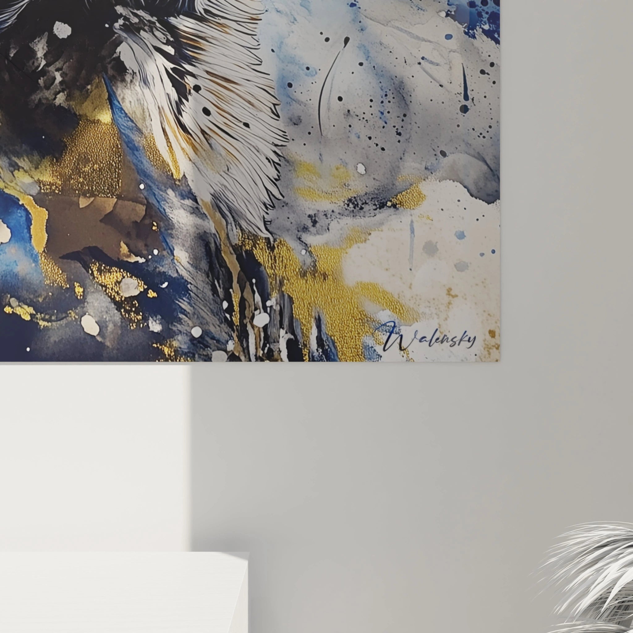 Tableau loup abstrait aux touches dorées et bleues signé Walensky accroché sur un mur clair