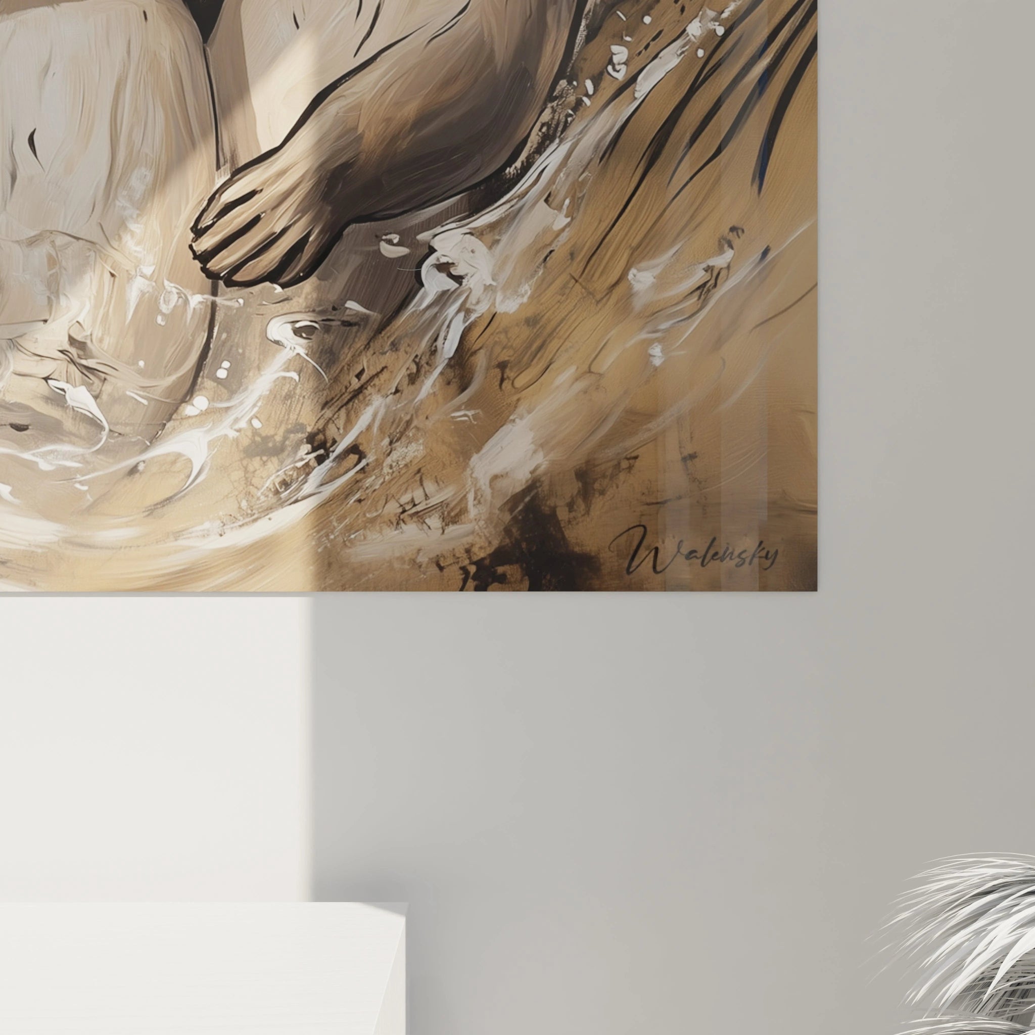 Détail d'un tableau loutre Walensky avec motifs abstraits en tons beige et marron accroché au mur