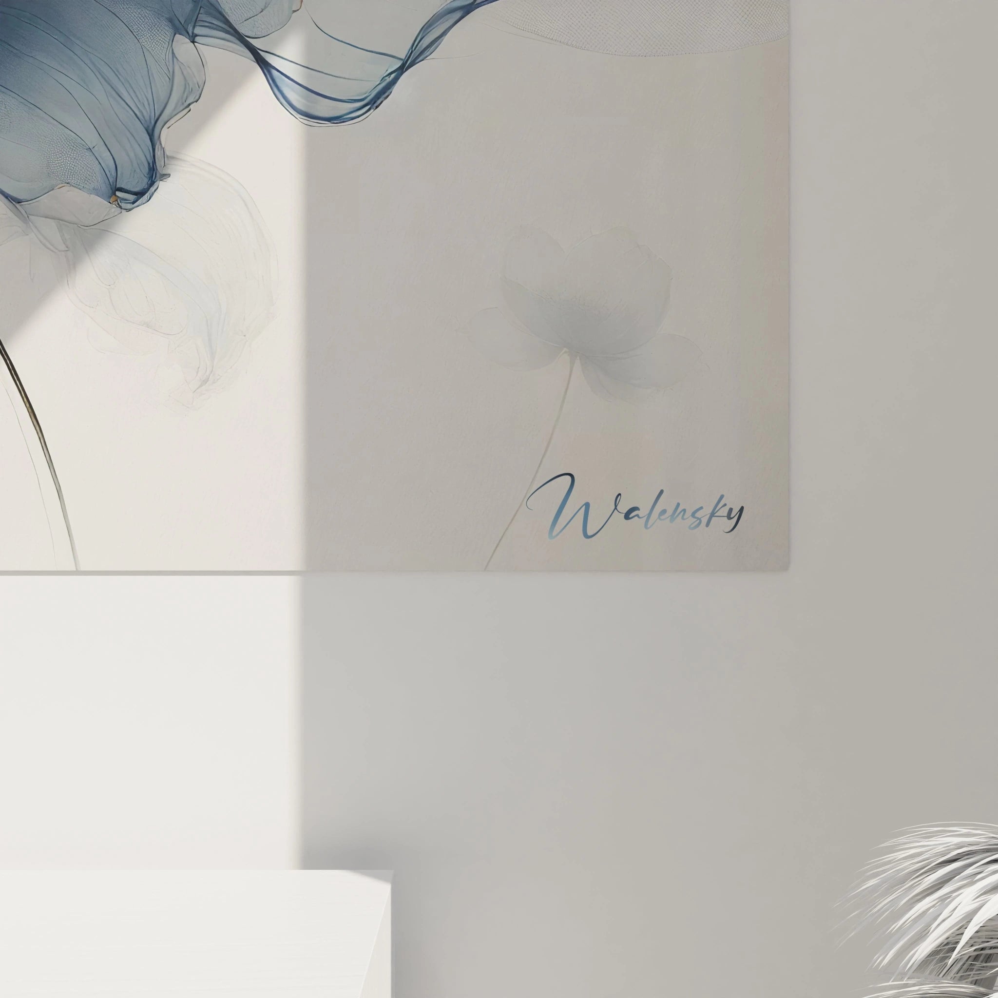 Vue rapprochĂ©e du tableau "Lueur de Soie". Les pĂ©tales fins bleus et les dĂ©tails dorĂ©s ajoutent une impression de fluiditĂ© et de lĂ©gĂšretĂ© Ă cette Ćuvre d'art florale sophistiquĂ©e.