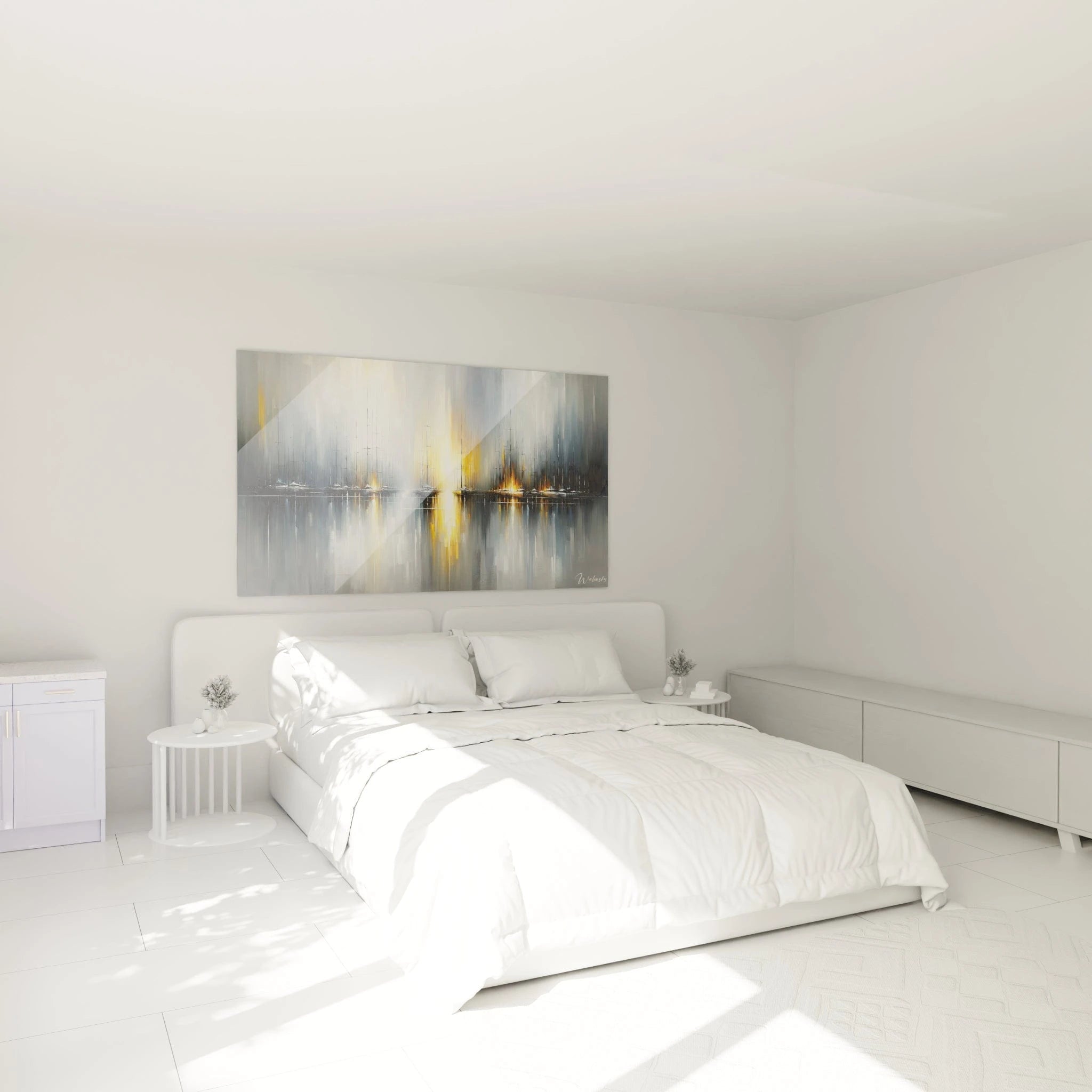 Un tableau abstrait de marina brumeuse avec reflets. La palette associe gris bleuté, blanc nacré, jaune doré et ambre chaud. Les textures combinent longs traits verticaux suggérant des silhouettes de bateaux et coups de pinceau horizontaux créant des reflets miroitants, avec une percée lumineuse centrale qui illumine la scène.