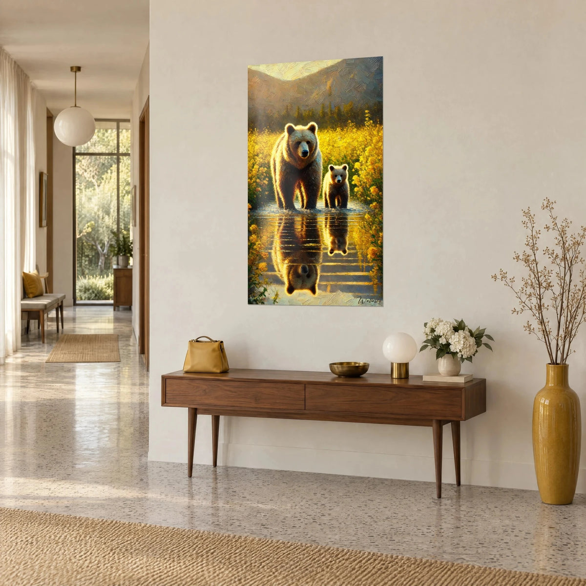 Gemälde Grizzlybär und sein kleines Junges im Bachlauf wartend, goldgelbe Blumen und ockerfarbener Berg, an einer beigen Wand neben einer Konsole