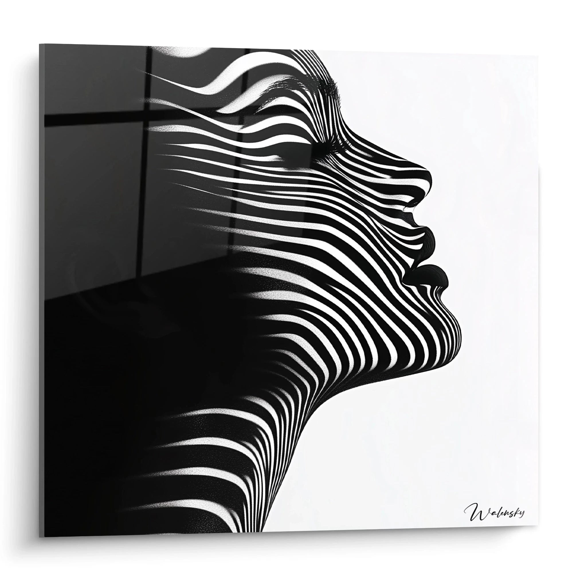 Un tableau rayures noir et blanc représentant un profil féminin composé de lignes horizontales ondulantes. Les lignes blanches créent le relief du visage sur fond noir, produisant un effet optique tridimensionnel avec un contraste saisissant.
