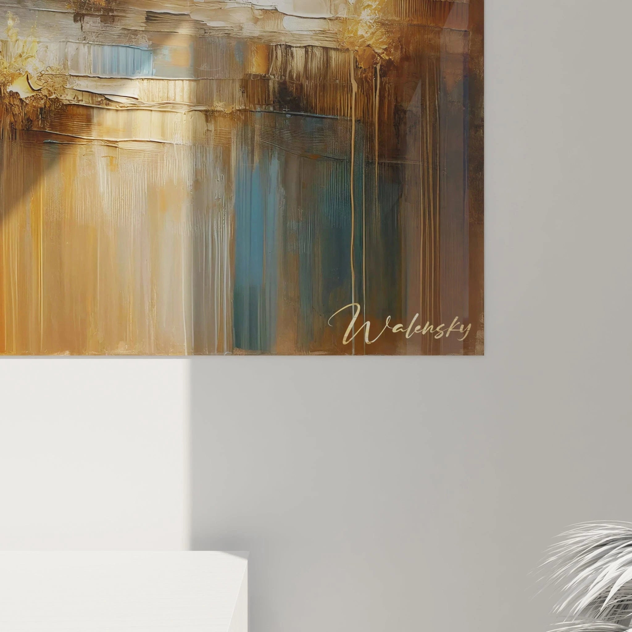 Tableau abstrait présentant un littoral au soleil couchant. Gamme colorée alliant brun terreux, ocre doré, blanc lumineux et bleu ciel. Texture riche avec reliefs marqués et transitions entre zones empâtées et plus fluides. Motif paysager avec point focal lumineux central et reflet doré traversant la composition, encadré par masses terrestres aux couleurs chaudes.