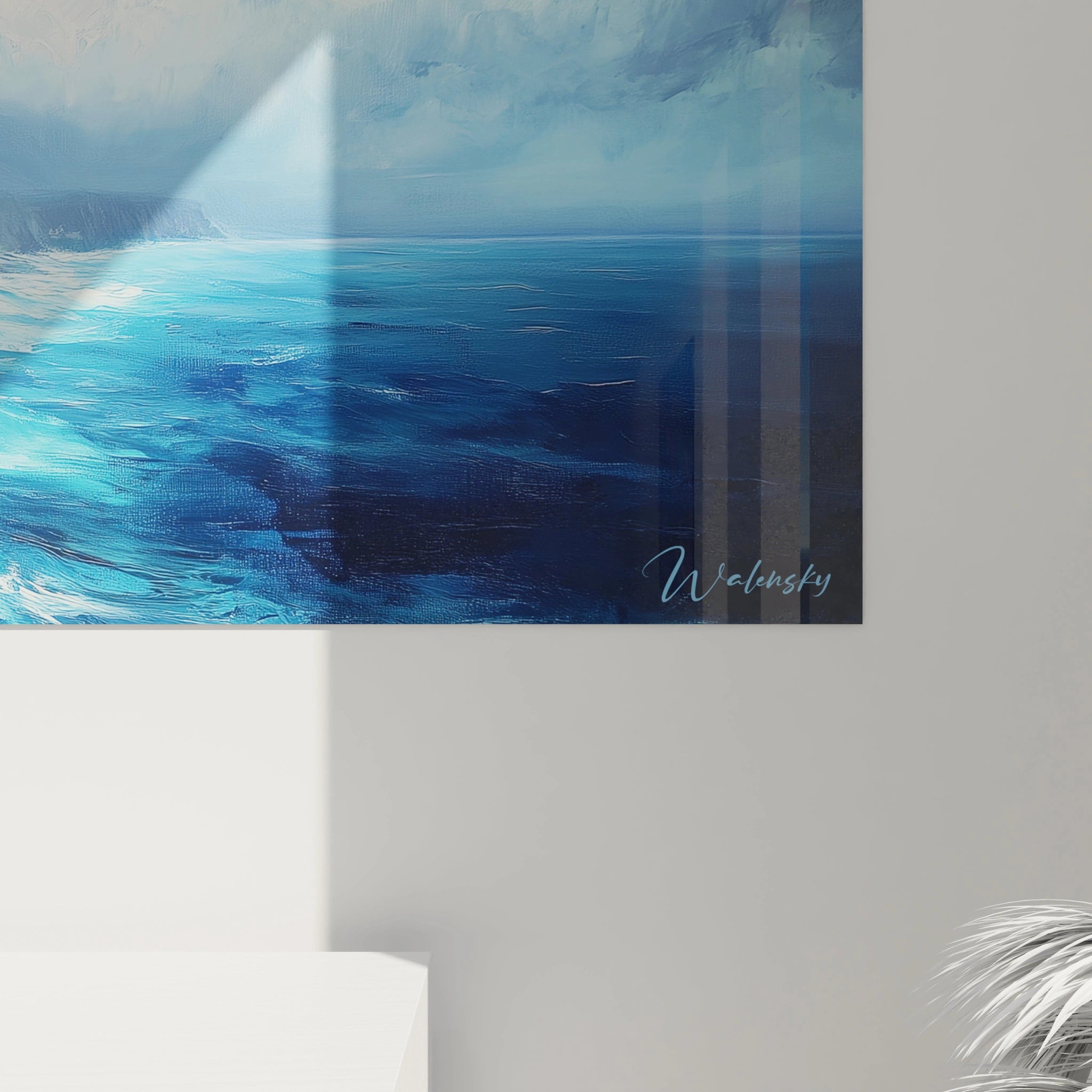 Un tableau mer saisissant la majesté de hautes falaises bleu marine contrastant avec l'écume blanche des vagues qui s'y brisent. La composition horizontale met en valeur la perspective des promontoires rocheux s'étirant vers l'horizon, sous un ciel chargé de nuages où filtre une lumière diffuse illuminant la surface turquoise de l'eau.