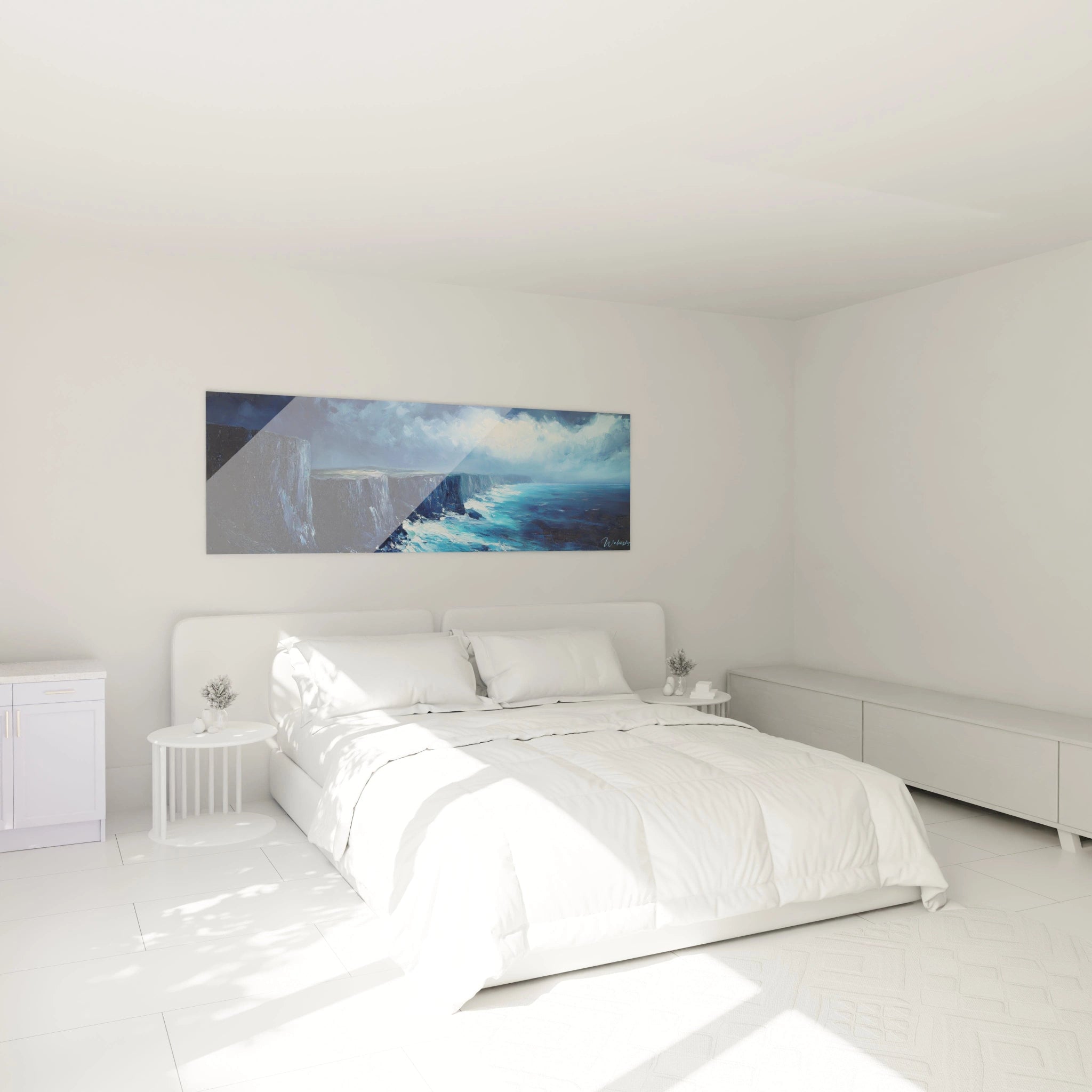 Un tableau mer panoramique montrant une côte rocheuse aux falaises abruptes plongeant dans des eaux turquoise écumeuses. Le camaïeu de bleus profonds et clairs crée une ambiance dramatique, accentuée par la lumière perçant à travers les nuages, illuminant partiellement la surface agitée de l'océan.