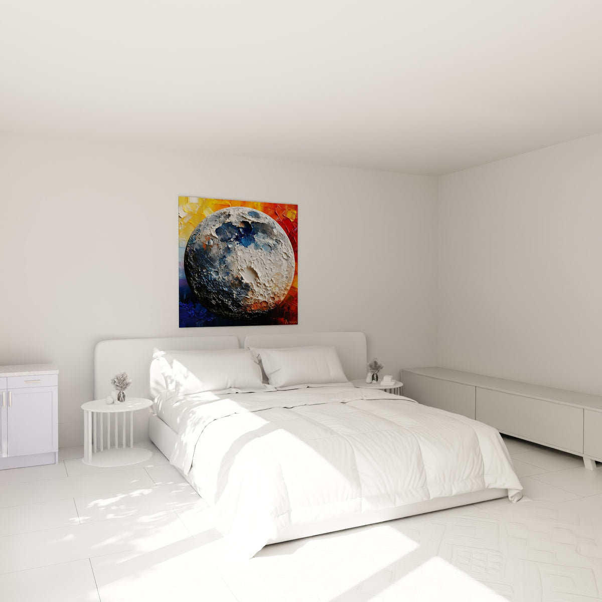 Astre lunaire anthracite et orangé aux reliefs texturés, accroché au-dessus d'un lit dans une chambre claire