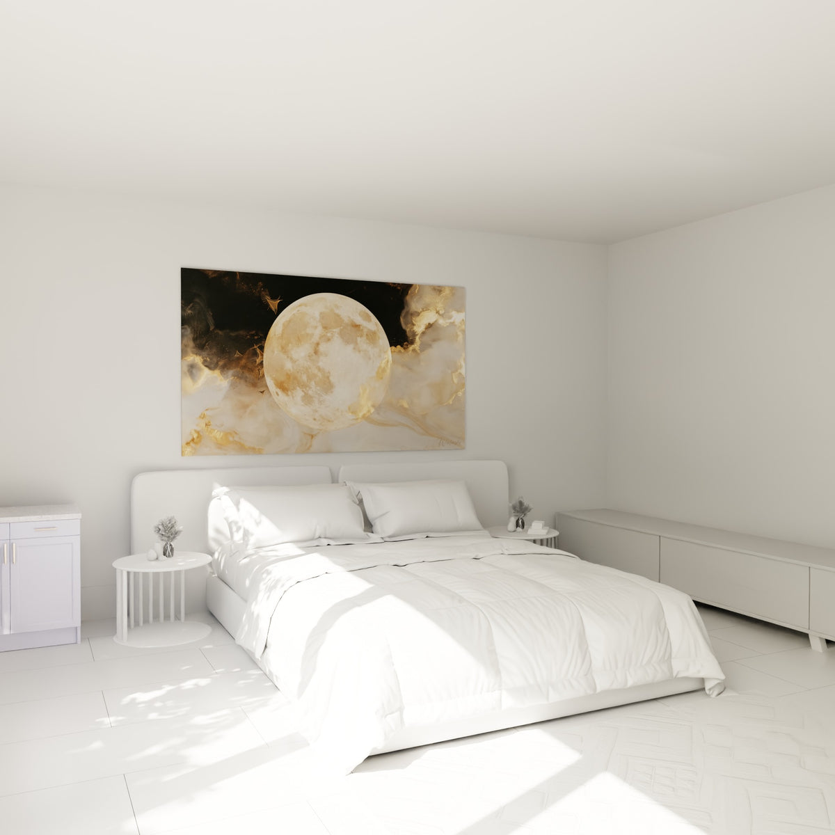 Astre lunaire crème et or entouré de volutes marbrées, accroché au-dessus d'un lit dans une chambre claire
