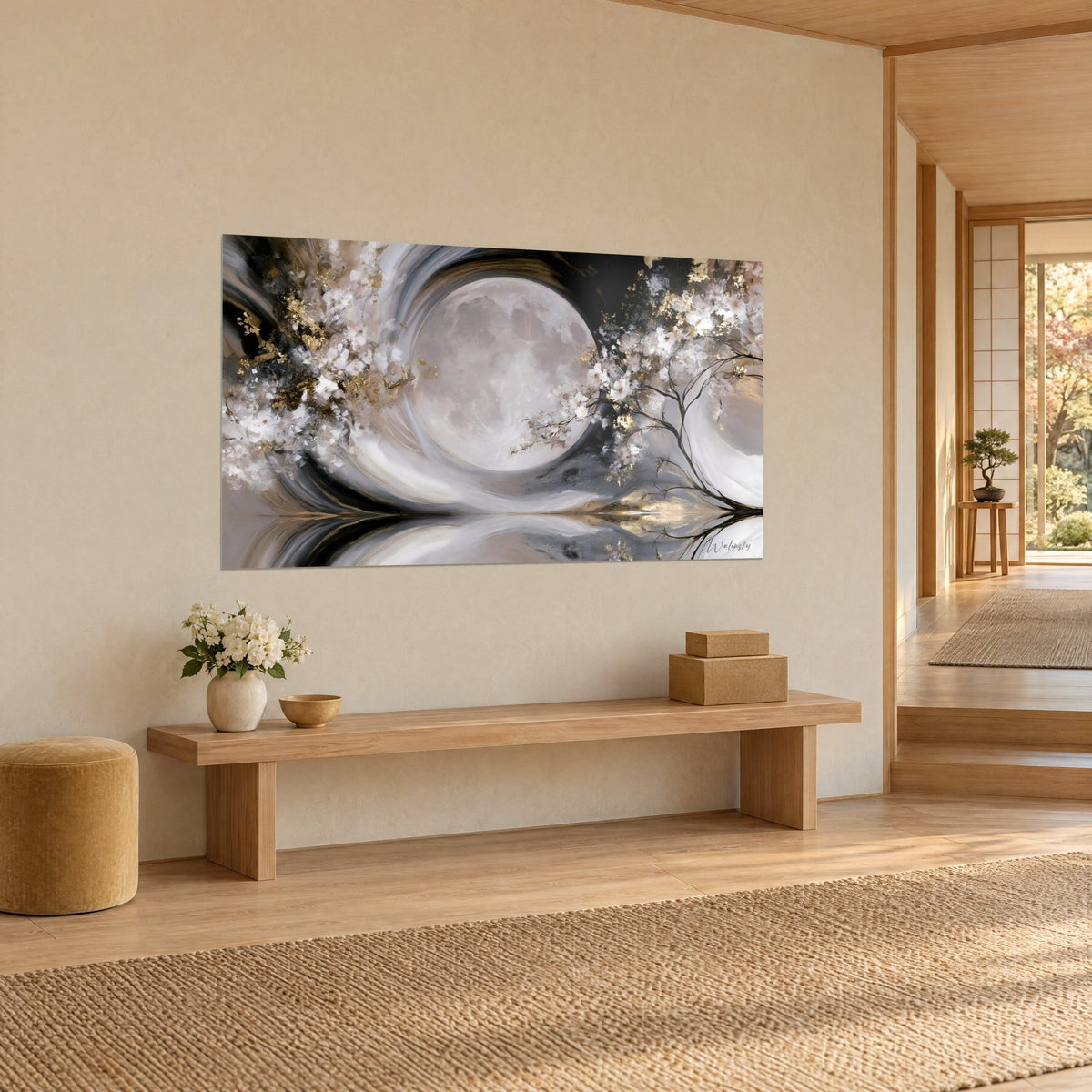 Quadro astro madreperlaceo cinto da un vortice grigio e nero, rami fioriti dorati, vista di tre quarti in un ingresso japandi