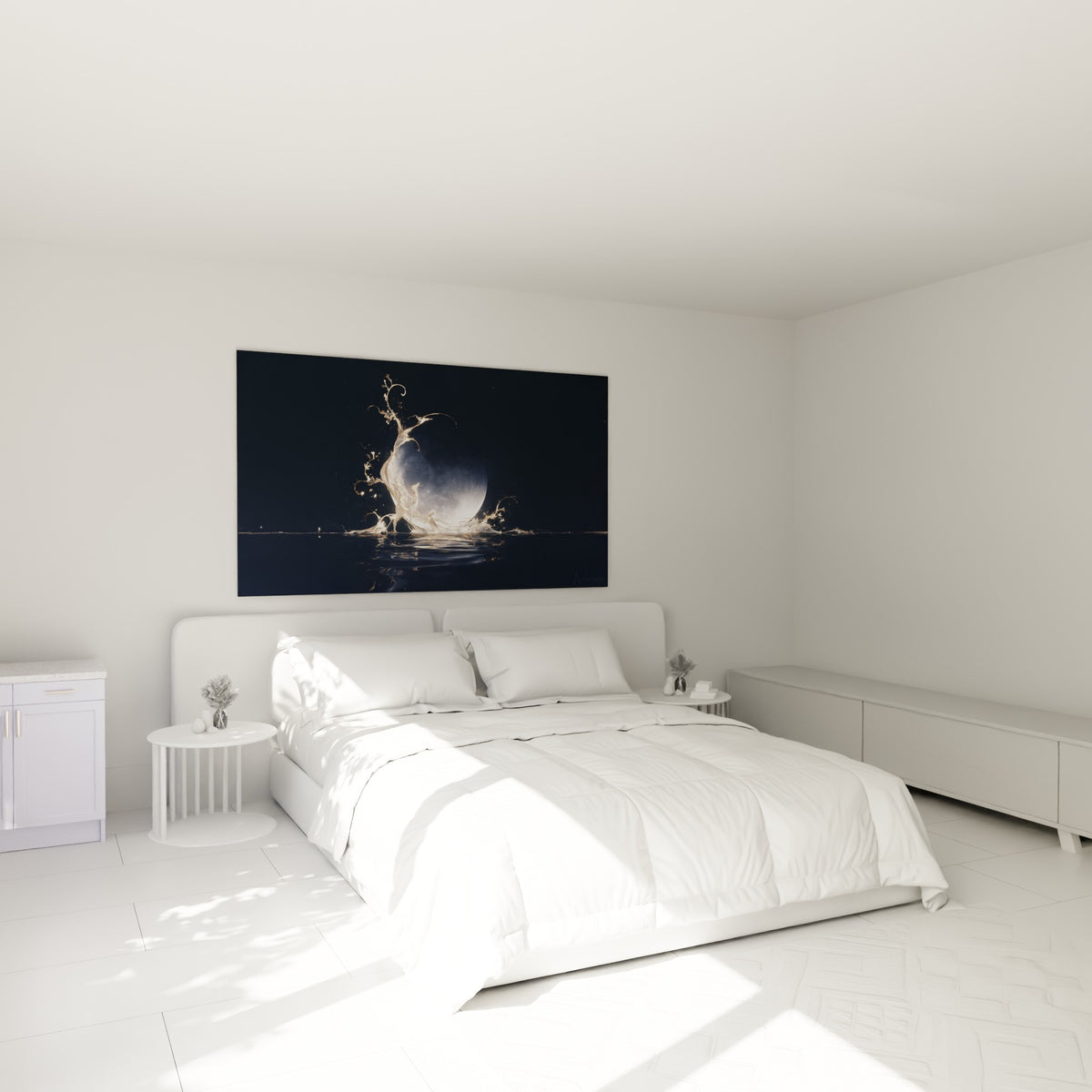 Astre lunaire doré et bleu nuit accroché au-dessus d'un lit dans une chambre claire