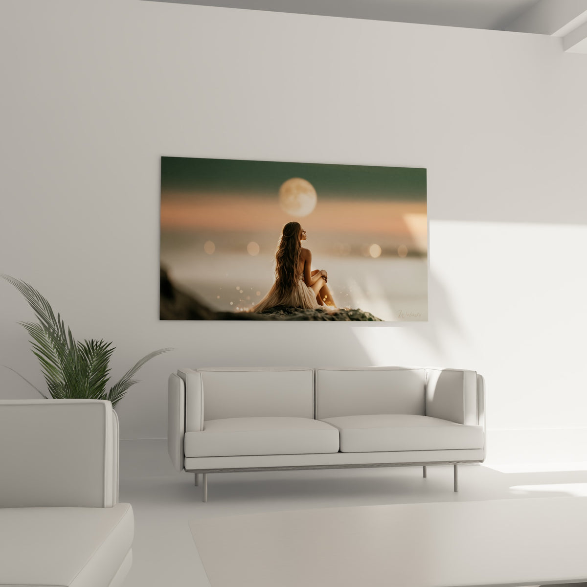 Rocher et chevelure ondulée sous une lune ocre lumineuse, au-dessus d'un canapé dans un salon lumineux