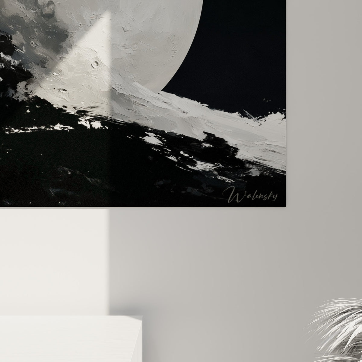 Matière épaisse blanche et grise, empâtements et coulures visibles sur la surface lunaire peinte