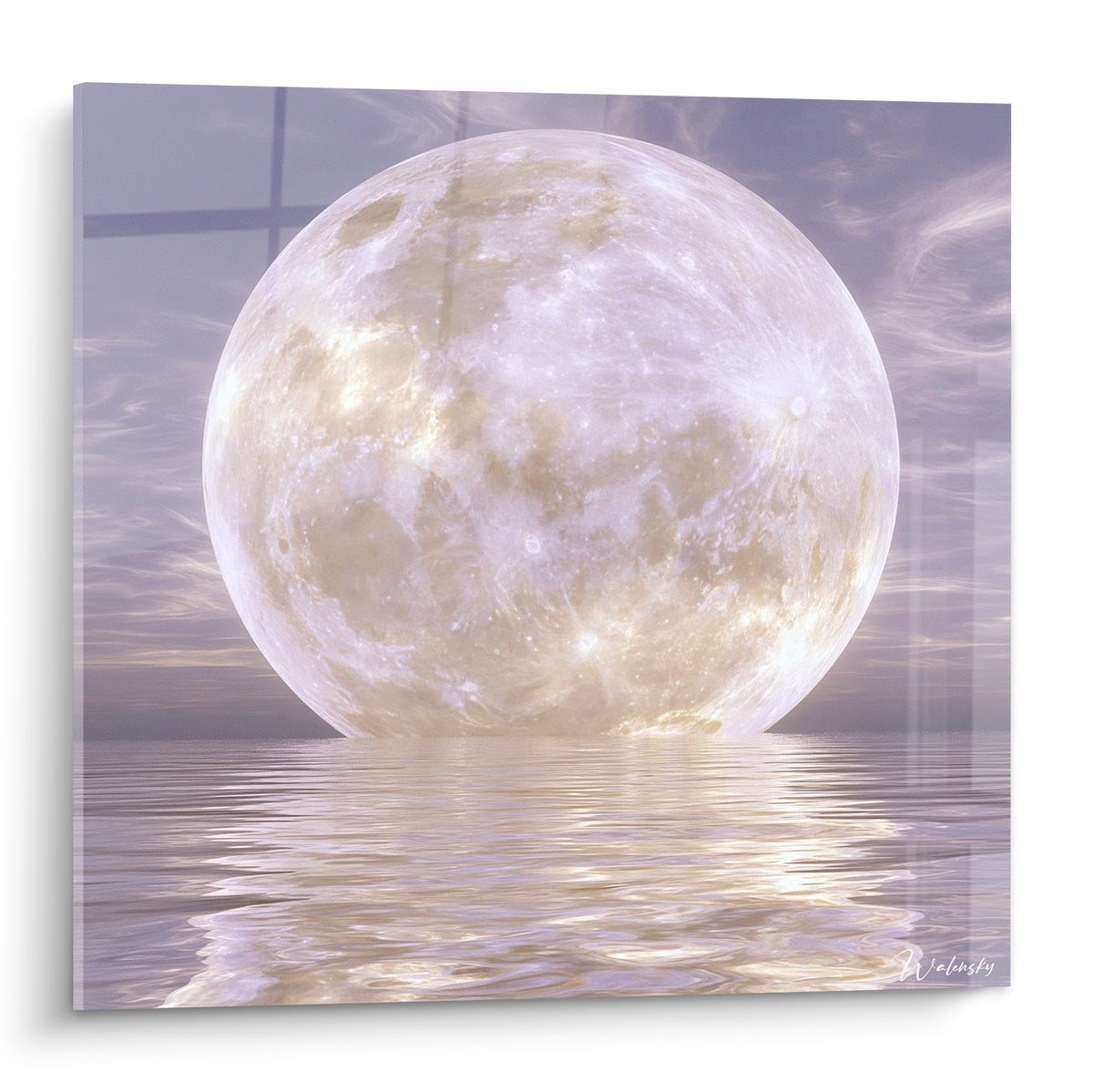 Lune géante blanche et dorée flottant sur des reflets mauves d'océan calme