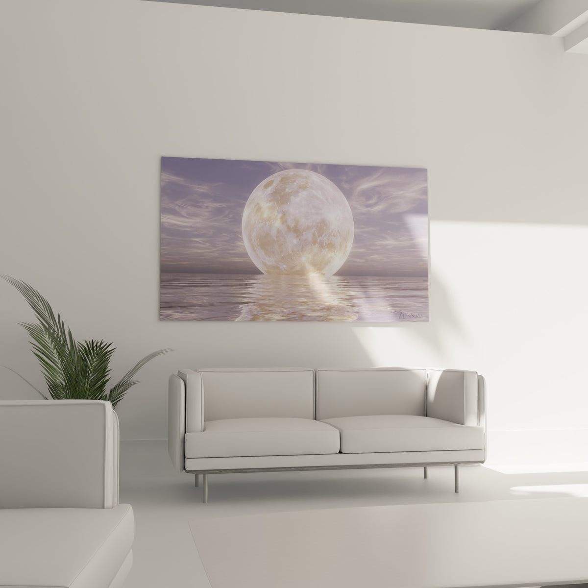 Lune blanche et beige reflétée sur l'eau, suspendue au-dessus d'un canapé dans un salon lumineux