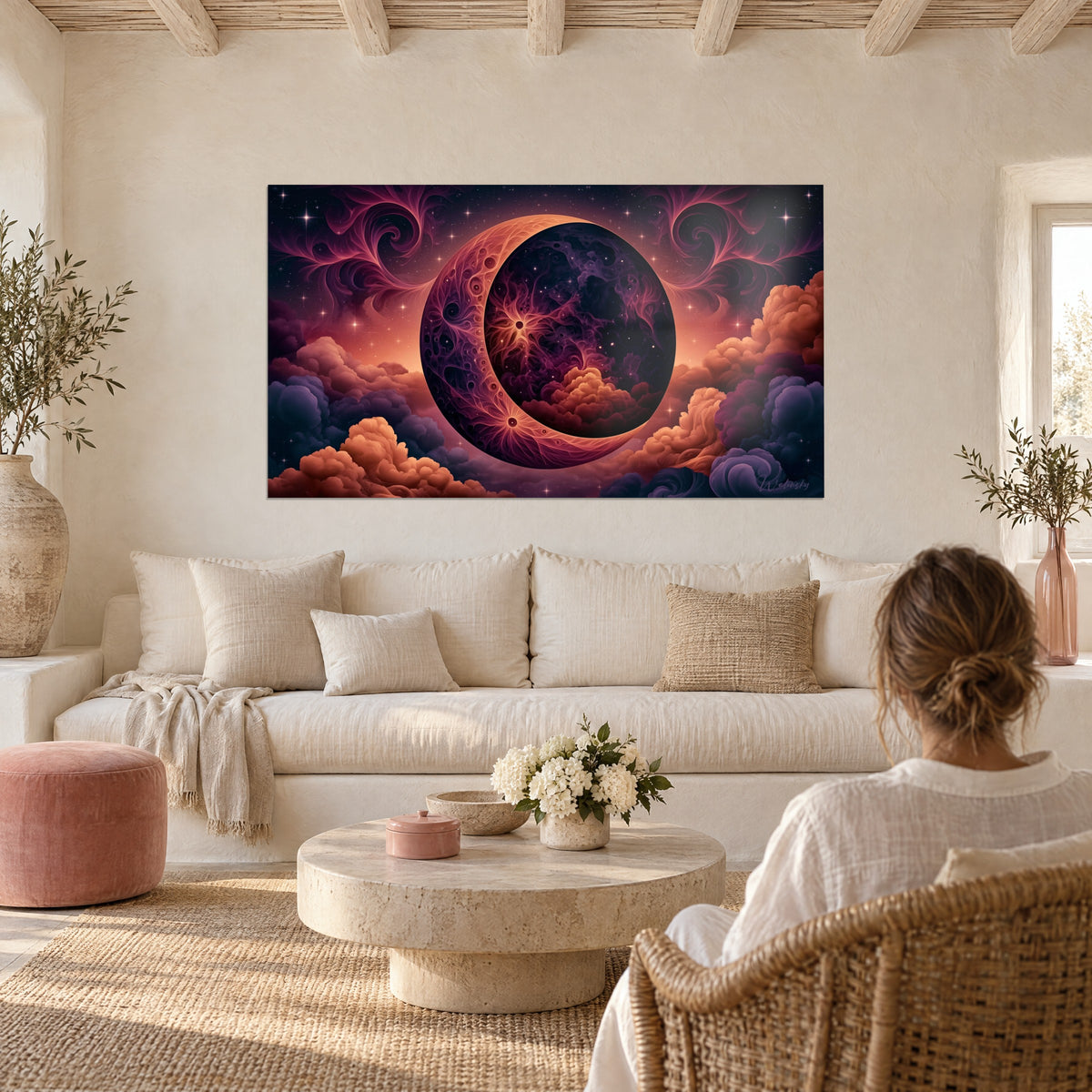 Motifs lunaires orange et violets déployés au-dessus d'un lit dans une chambre claire