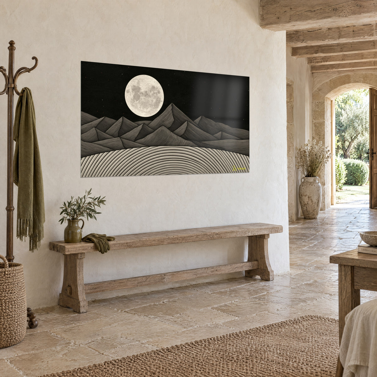 Tableau chaîne de montagnes anthracite sous un disque lunaire crème, arcs dorés concentriques, au-dessus d'un banc en bois rustique