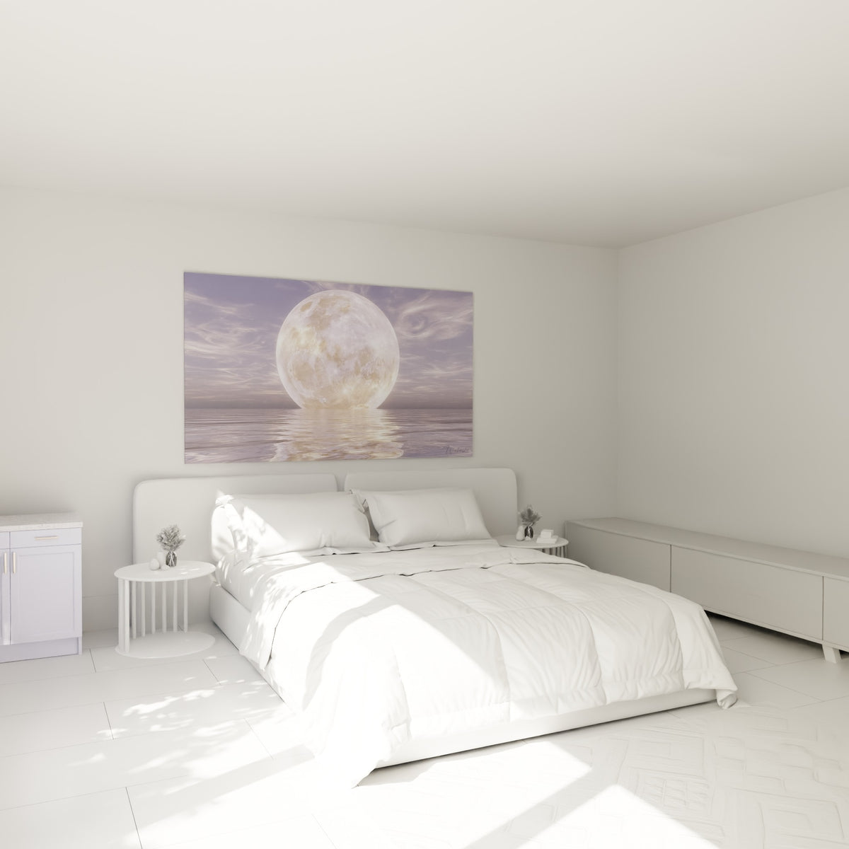 Astre lunaire doré sur ciel mauve accroché au-dessus d'un lit dans une chambre claire