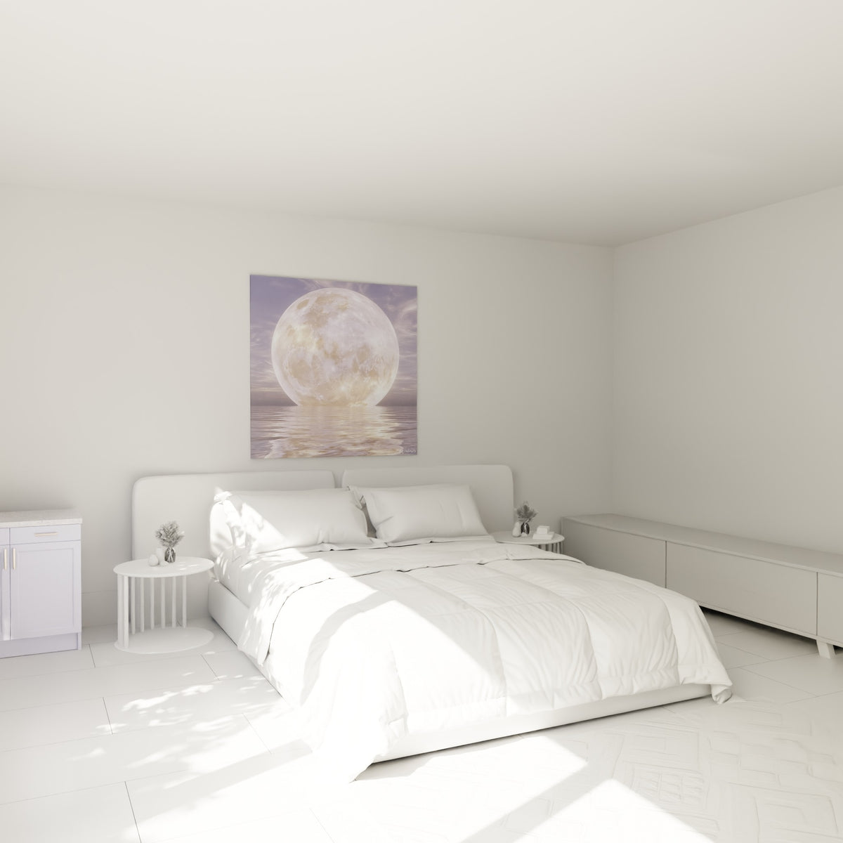 Astre lunaire doré et mauve accroché au-dessus d'un lit dans une chambre claire