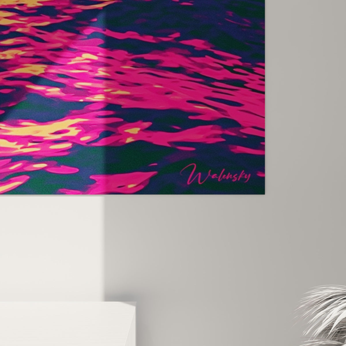 Détail des textures cratérées orange et pourpre de la lune, avec le grain de l'impression et les reflets roses de l'eau