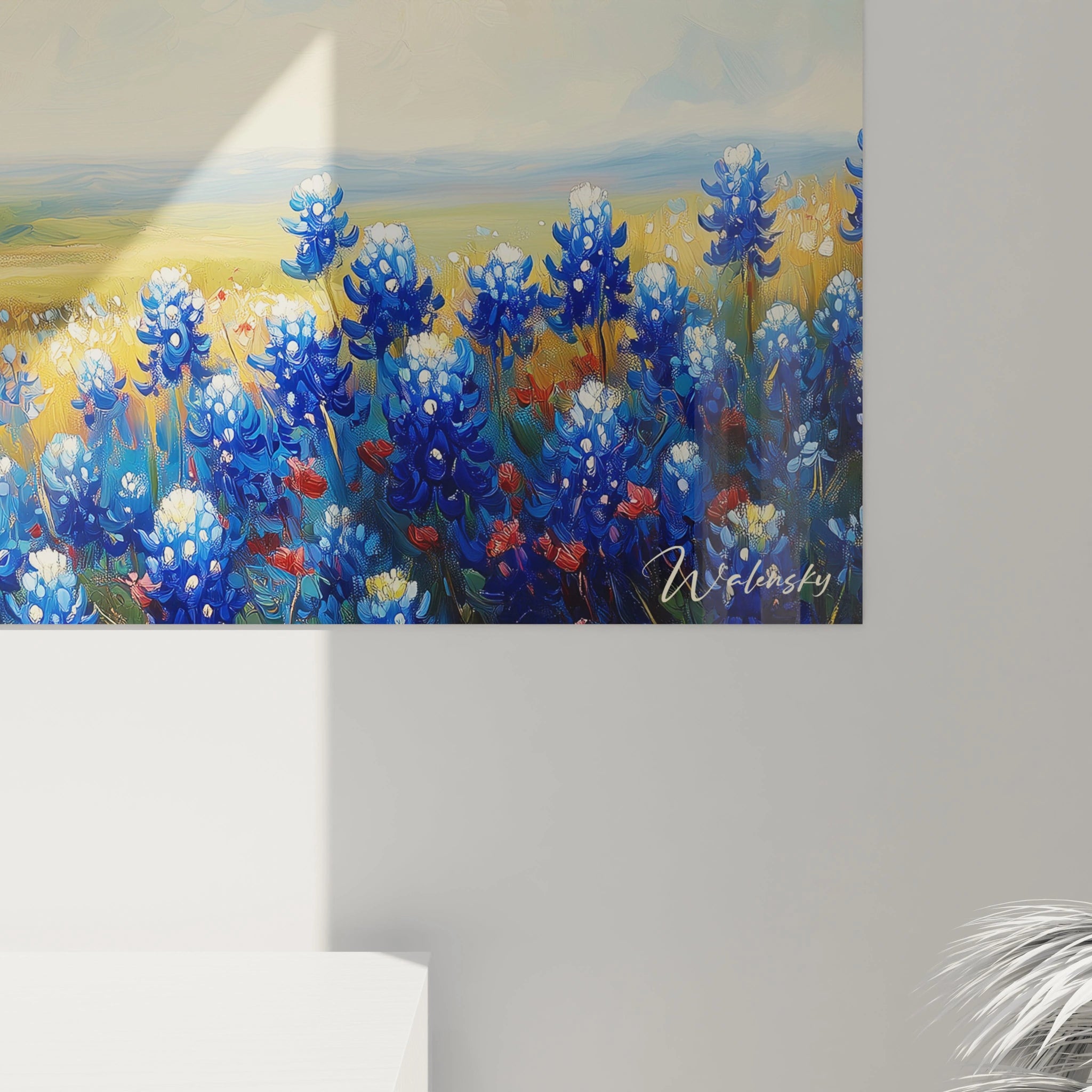 Un tableau campagne représentant un horizon rural où des fleurs sauvages bleues forment une bande colorée au premier plan. Les textures empâtées créent des reliefs visibles dans les nuages et les fleurs, tandis que la palette combine principalement bleu, or et blanc dans cette vision idyllique des terres cultivées.
