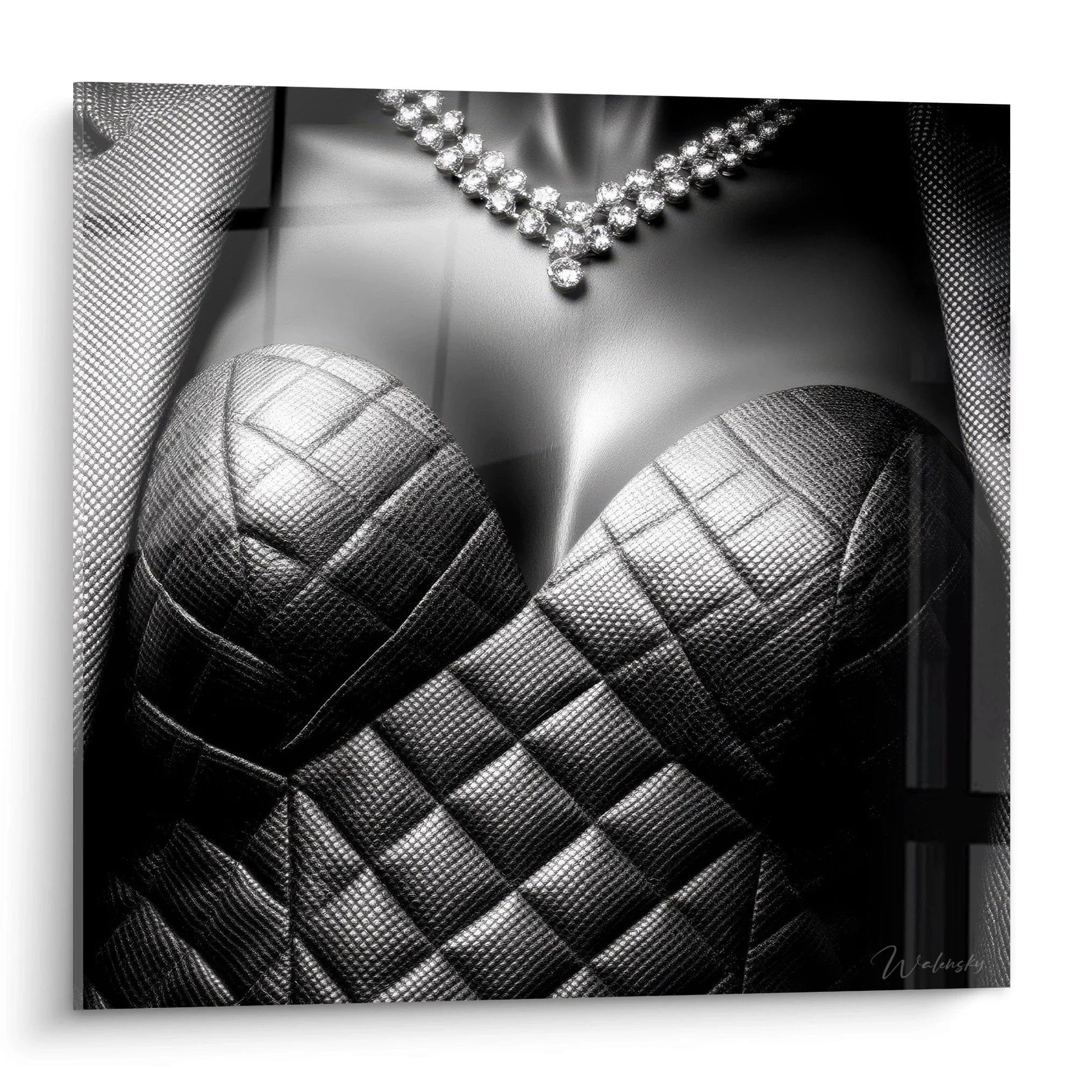 Tableau luxe noir et blanc représentant un corsage élégant avec un collier de diamants