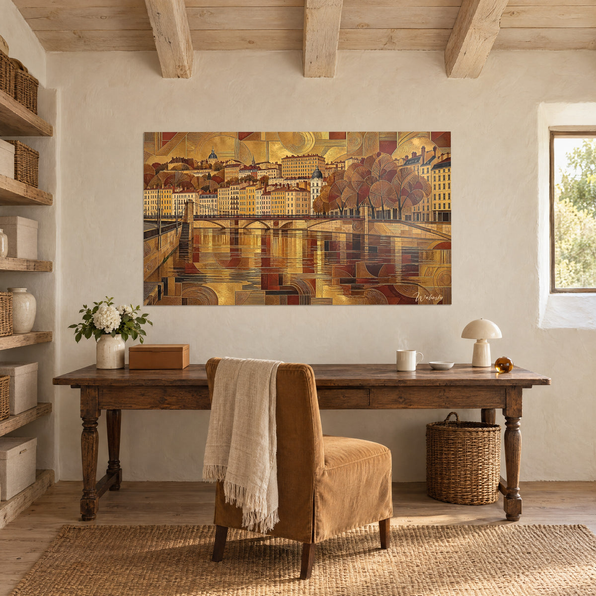 Schilderij gouden stad in okerkleurig en bordeauxrood mozaïek, een hangbrug weerspiegeld in het water, aan de muur van een houten kantoor