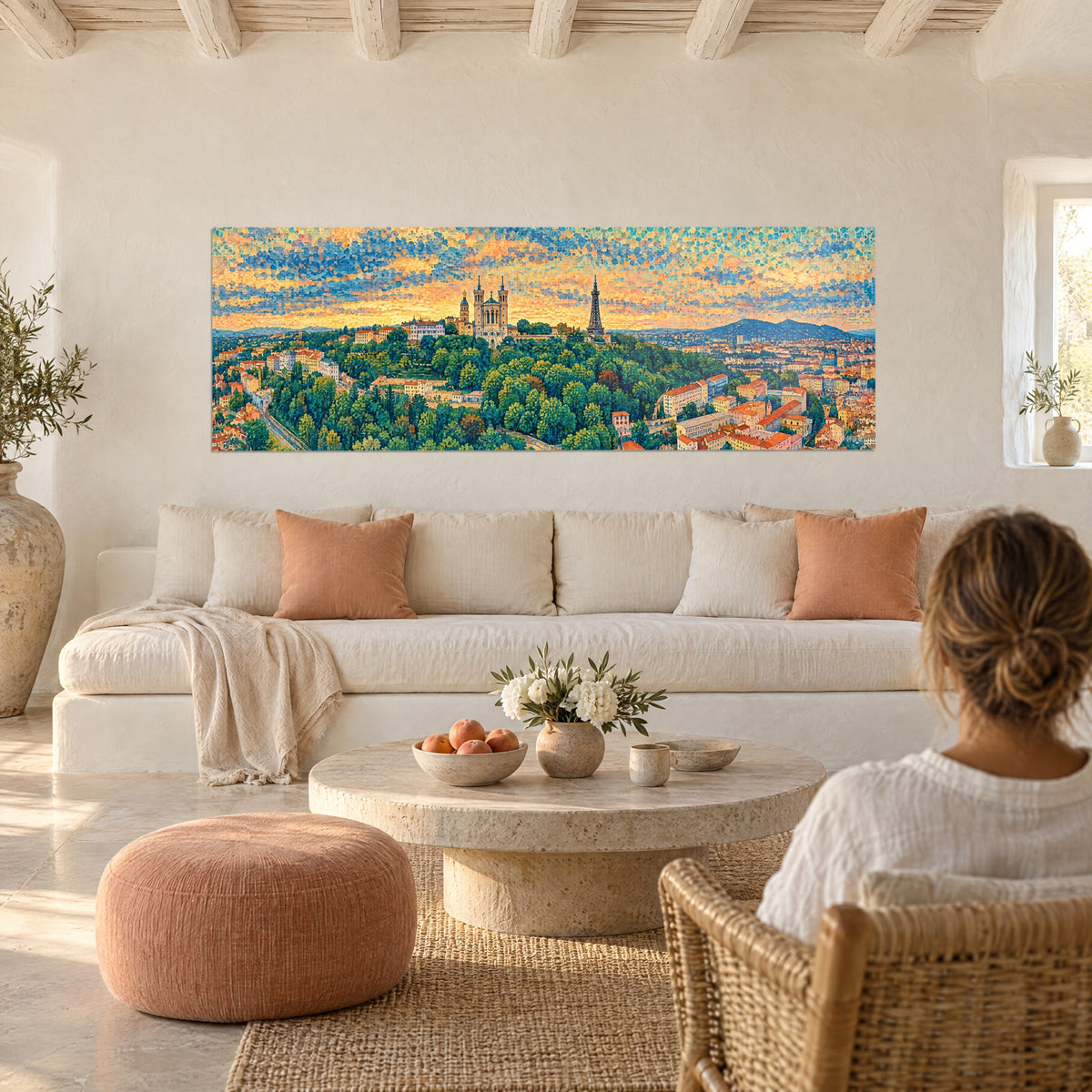 Schilderij basiliek van Fourvière onder een goudkleurige pointillistische hemel, groene heuvels en oranje daken, boven een bank in een lichte woonkamer