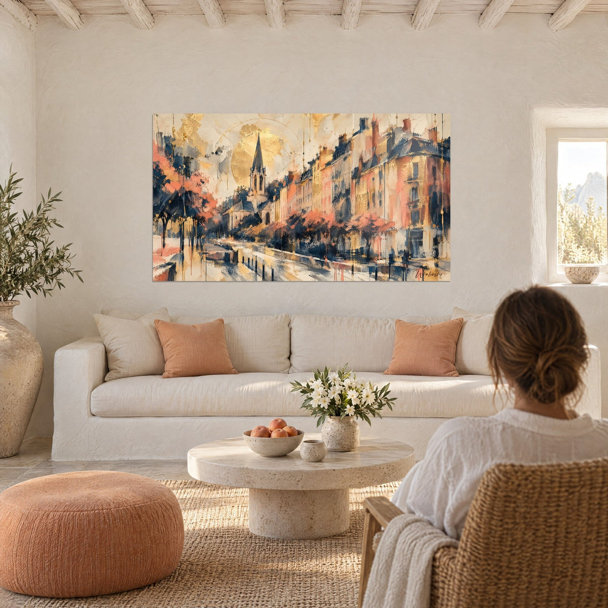 Tableau avenue lyonnaise aux façades corail et or, clocher gris sous un soleil doré, au-dessus d'un canapé dans un salon lumineux