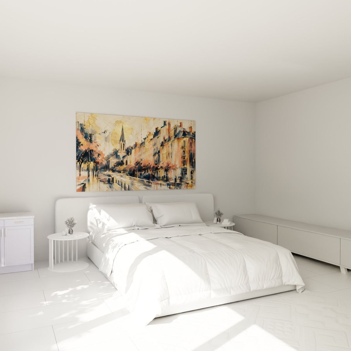Clocher élancé et façades corail dominent ce tableau, accroché au-dessus d'un lit dans une chambre claire