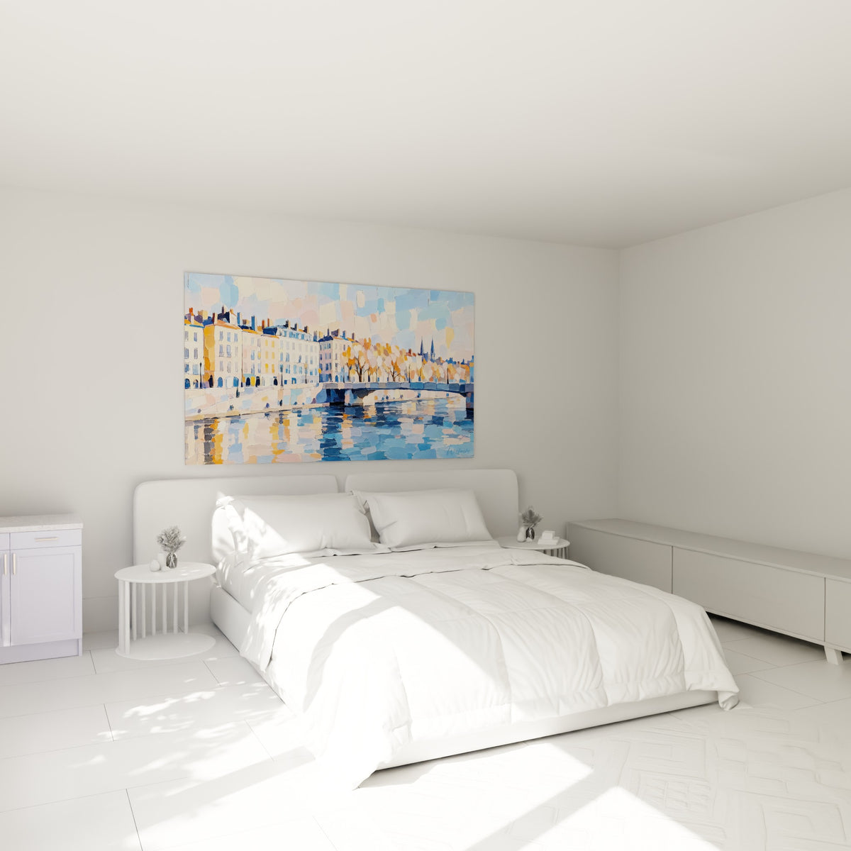 Quai lyonnais aux teintes ocre et bleu pastel au-dessus d'un lit dans une chambre claire