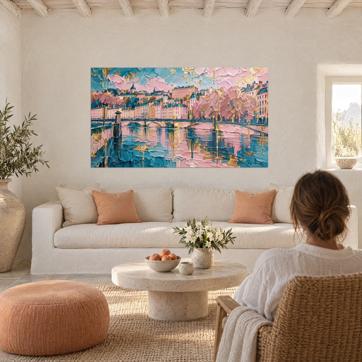 Cuadro muelles de Lyon en pasta gruesa rosa y turquesa, reflejos dorados en el agua, sobre un sofá en un salón luminoso