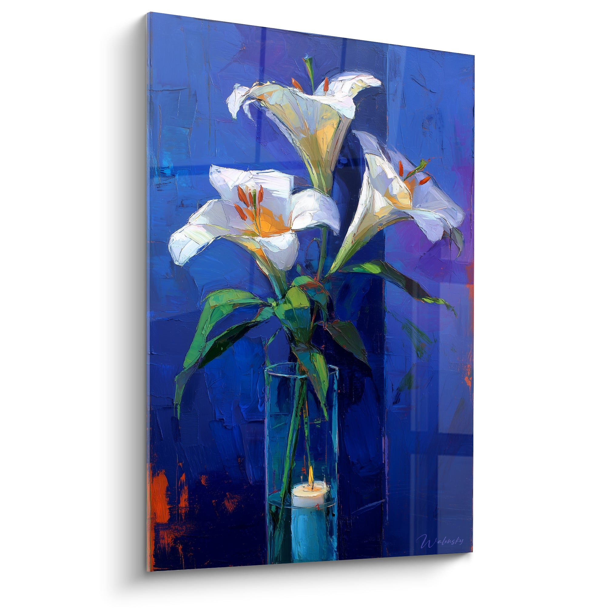 Lys blancs aux cœurs dorés dans un vase transparent sur fond bleu profond intense