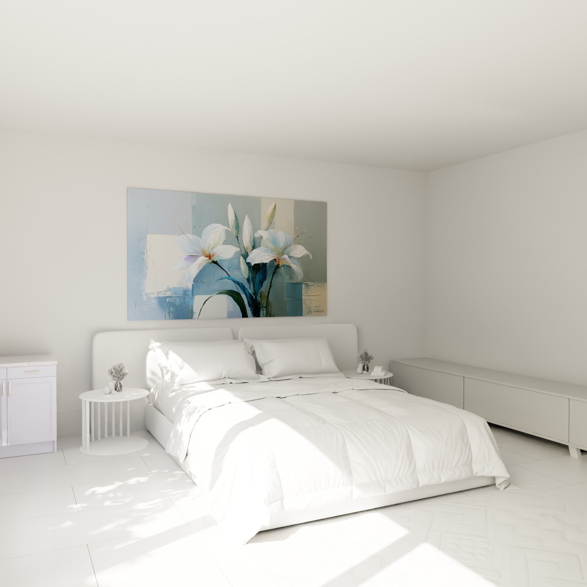 Fleurs de lys blanches et boutons fermés au-dessus d'un lit dans une chambre claire