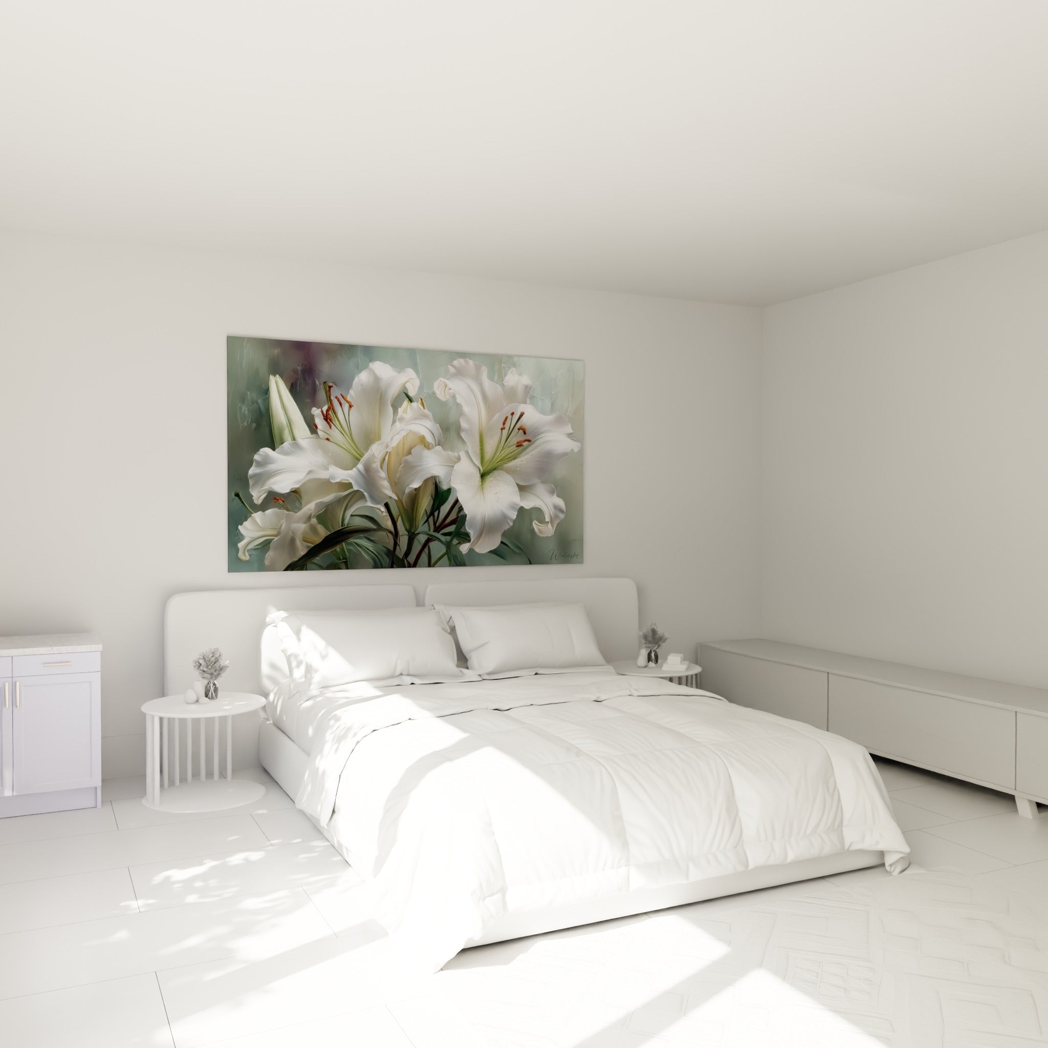 Fleurs de lys blanc et vert profond accrochées au-dessus d'un lit dans une chambre claire