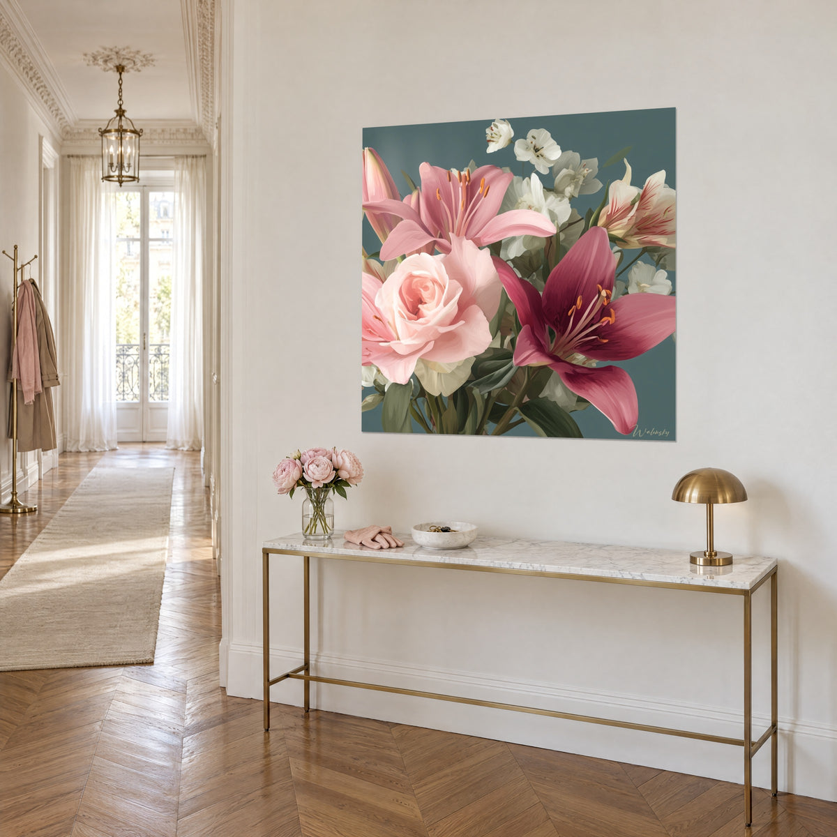 Πίνακας floral σύνθεση με απαλά ροζ και granat πέταλα, πορτοκαλί στήμονες, πάνω σε χρυσή κονσόλα σε διάδρομο αρχοντικού τύπου Haussmann