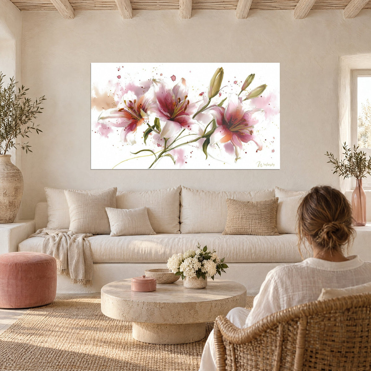 Tableau lys blancs aux pétales rosés et étamines orangées, éclaboussures aquarelle, femme de dos, au-dessus d'un canapé dans un salon lumineux