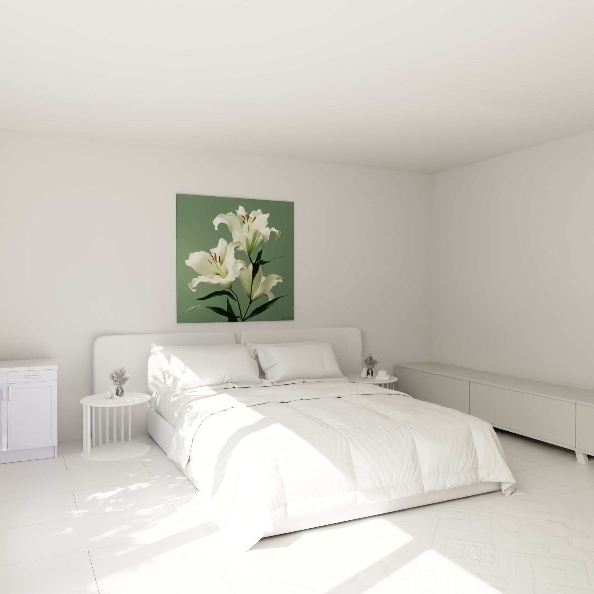 Fleurs de lys crème et vertes accrochées au-dessus d'un lit dans une chambre claire