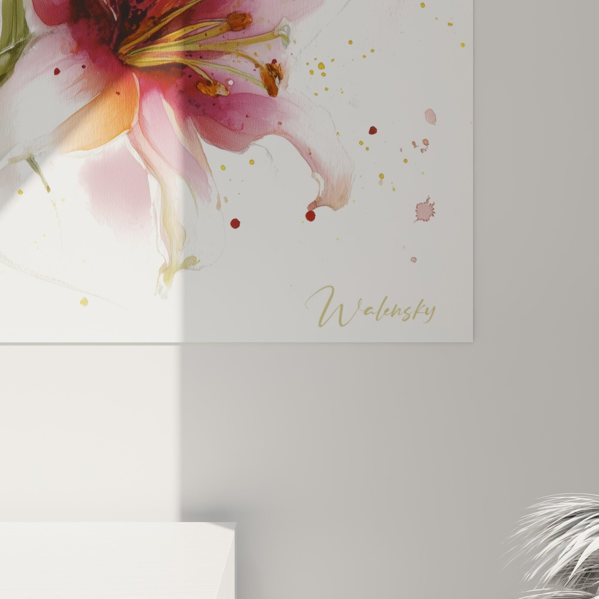 Détail des pétales de lys où les tons roses et blancs se fondent sous les coulures d'aquarelle dorée