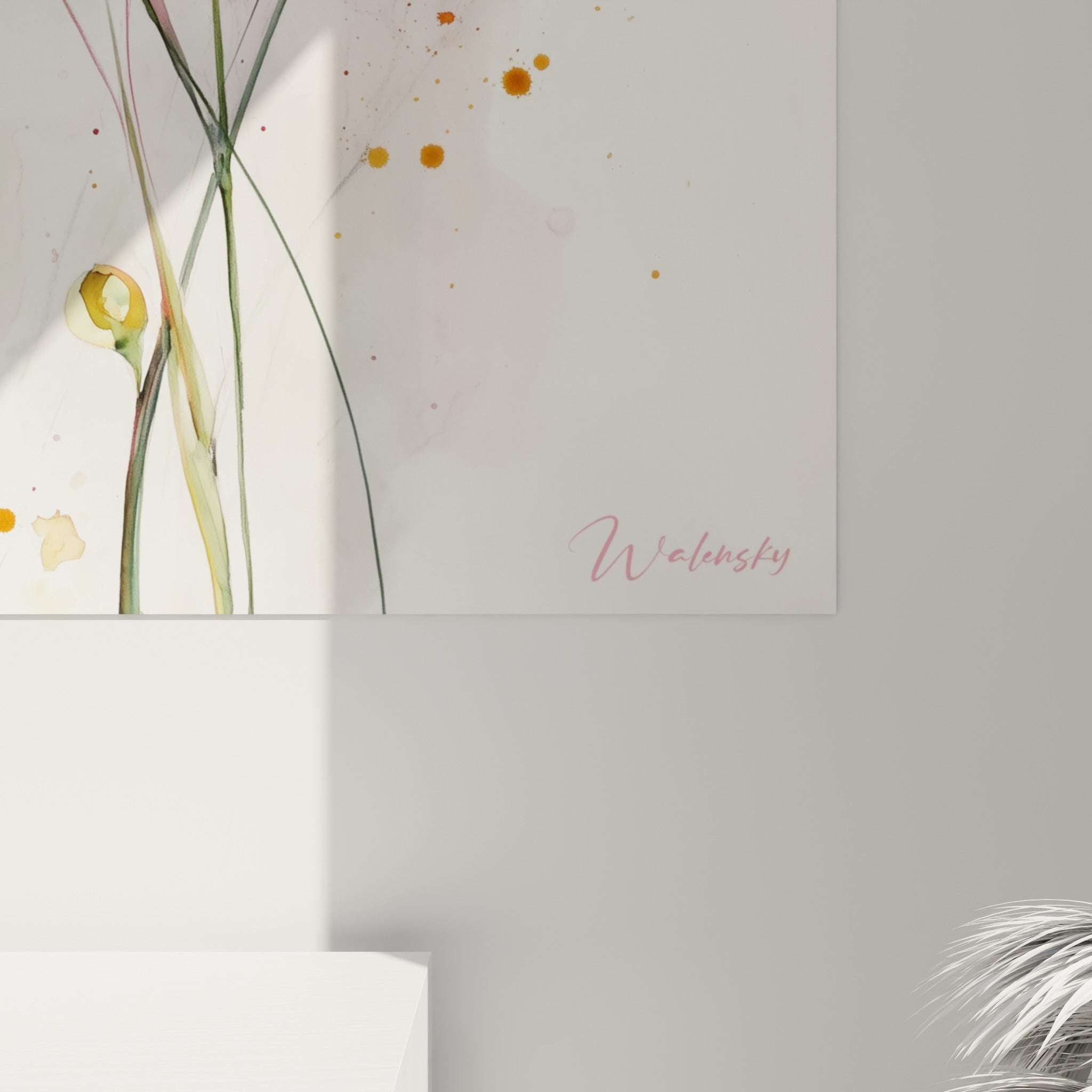 Pétales de lys rose et corail vus de près, coulures d'aquarelle et grain du papier visibles