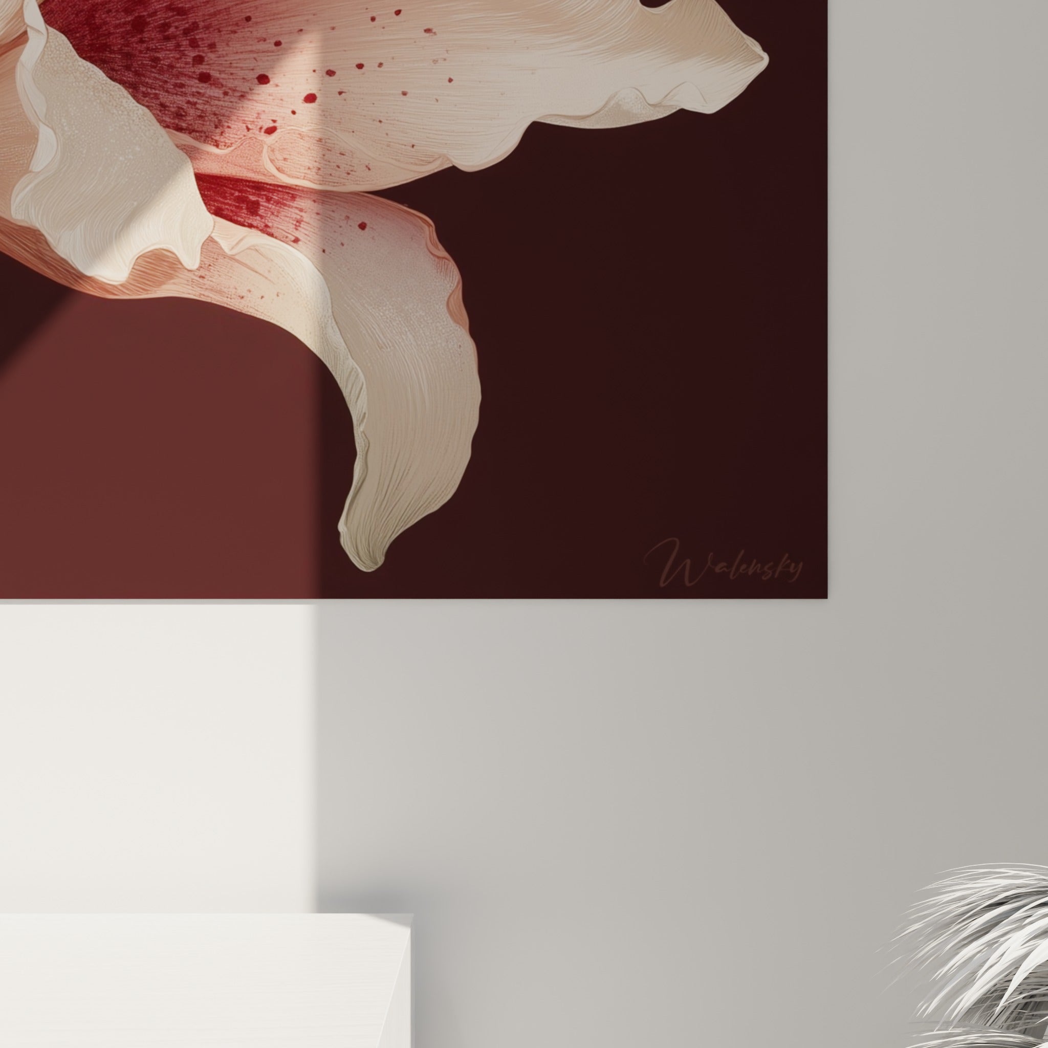 Détail des mouchetures bordeaux et du grain velouté des pétales roses et crème du lys